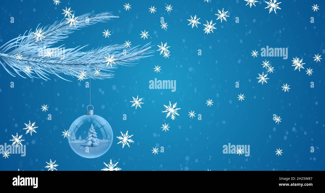 Bild von Schnee fällt über weihnachtsbaum mit Kugel auf blauem Hintergrund Stockfoto