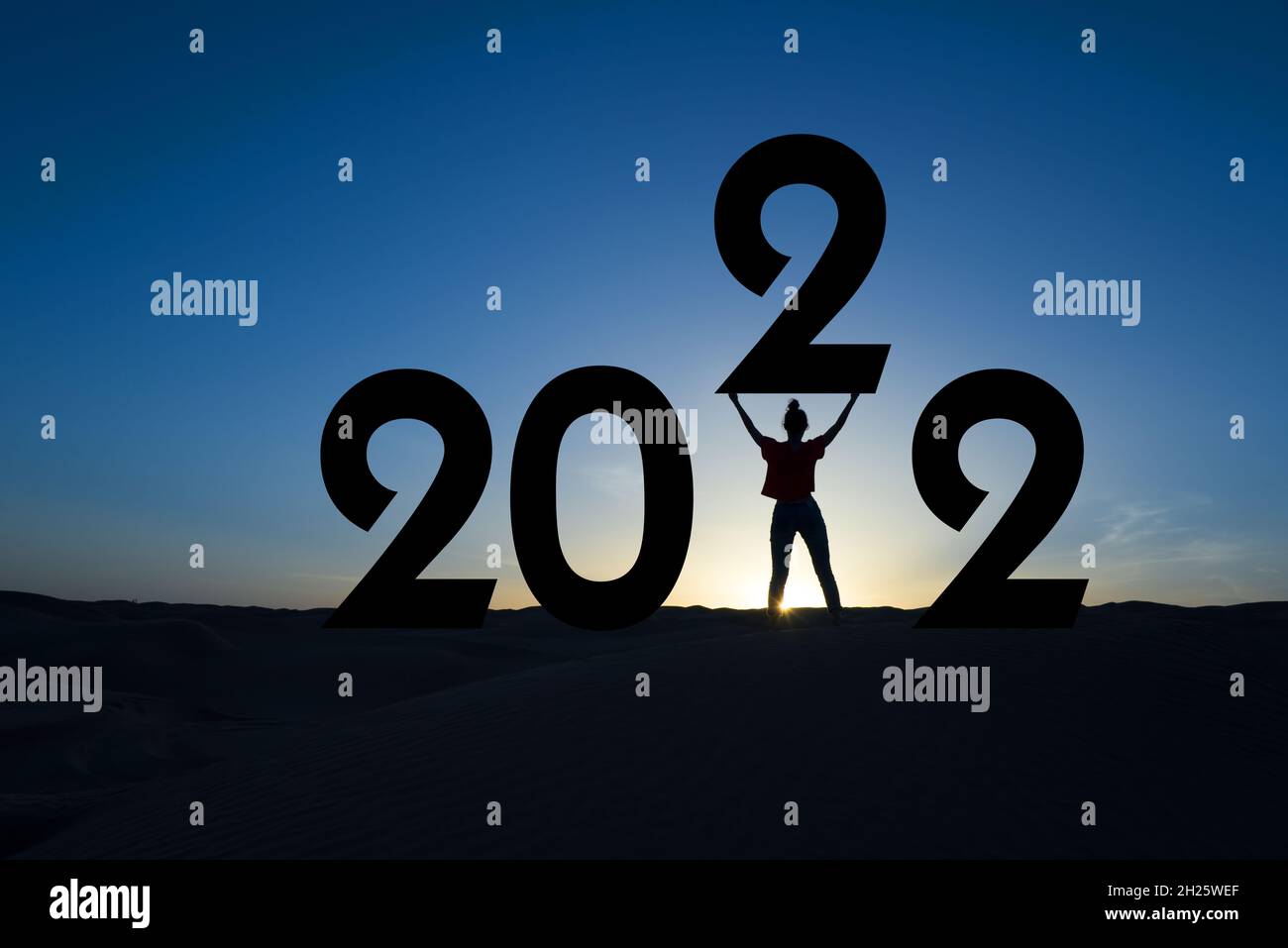 2022, Silhouette einer Frau, die im Sonnenaufgang steht, Grußkarte für Frauen zum neuen Jahr Stockfoto