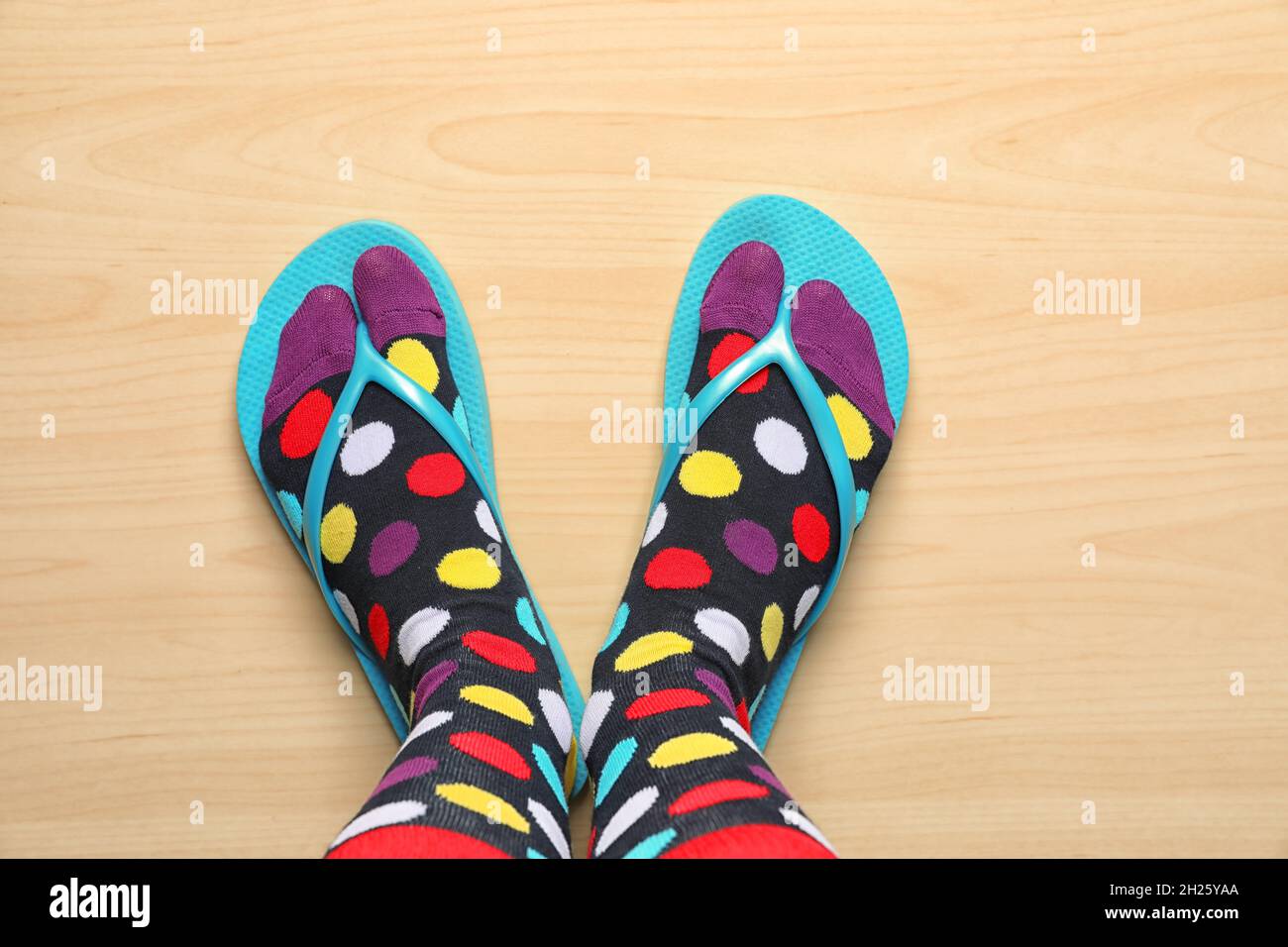 Frau trägt helle Socken mit Flip-Flops, die auf dem Boden stehen,  Draufsicht Stockfotografie - Alamy