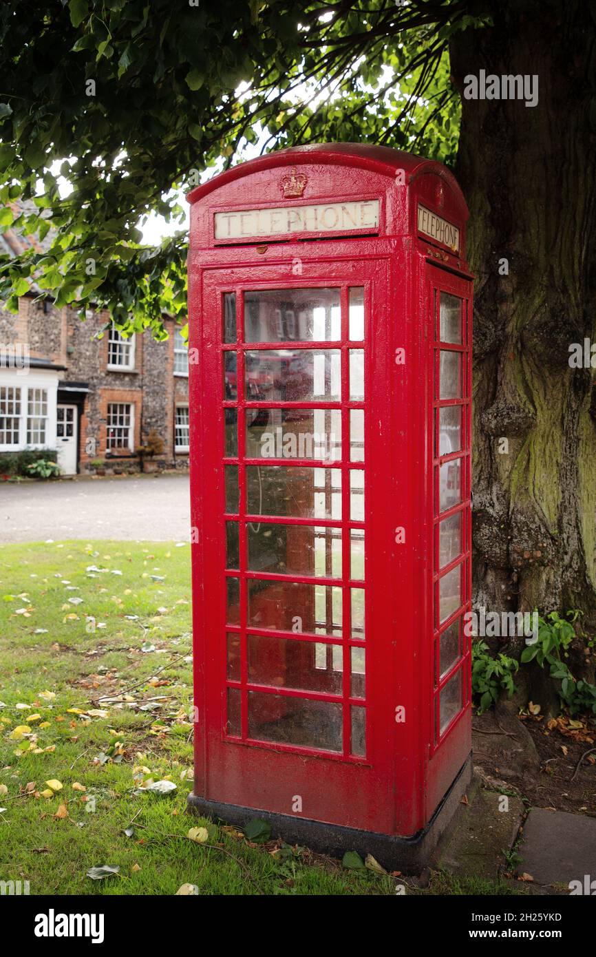 Alte rote englische Telefonbox im Dorf Castle Acre Stockfoto