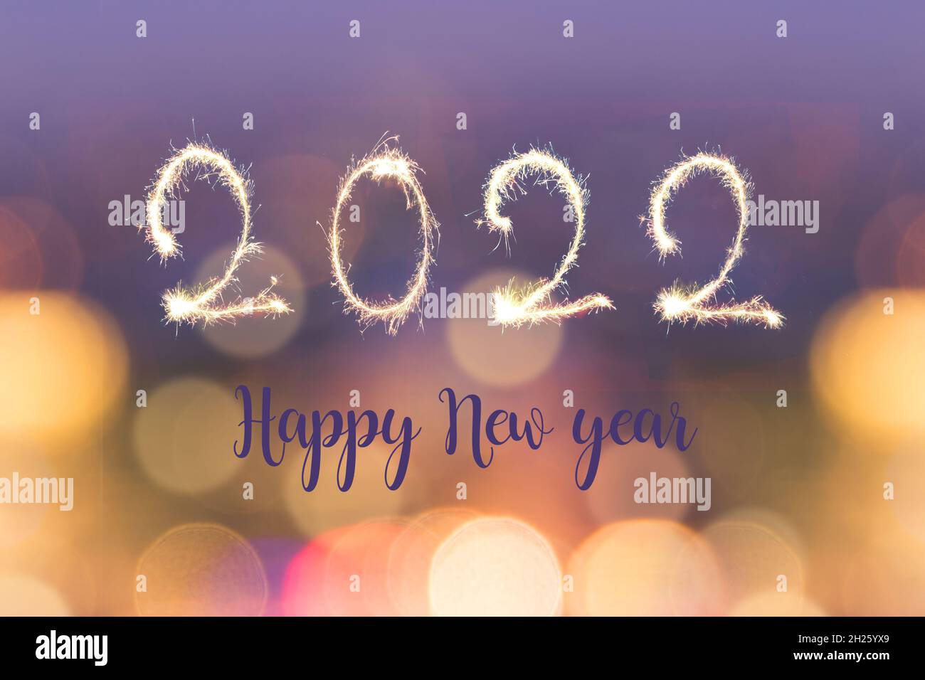 Frohes neues Jahr 2022 geschrieben mit Funken auf verschwommenem Bokeh Lichter Hintergrund, Urlaub Grußkarte Stockfoto
