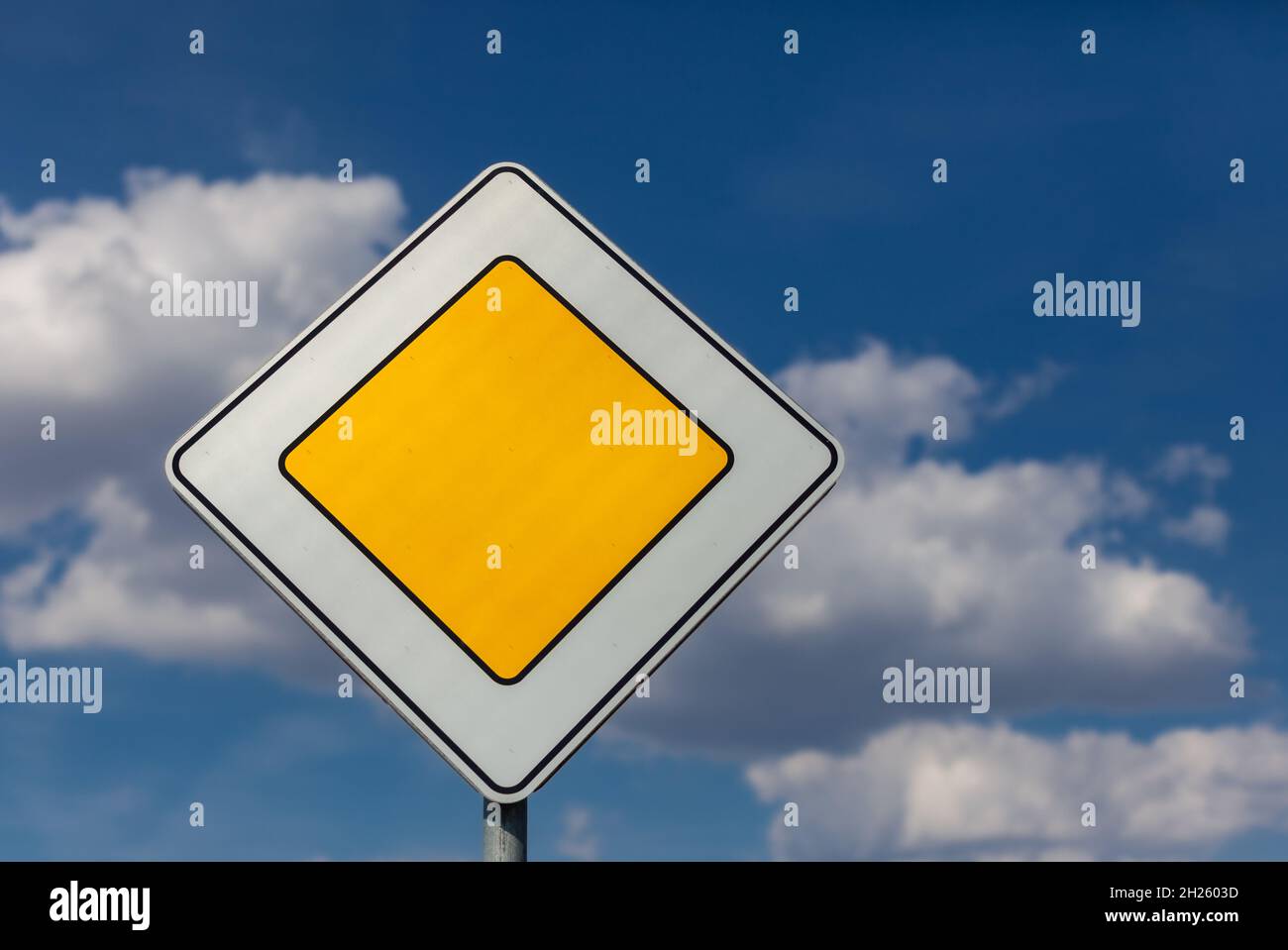 Straßenschild Hauptstraße Nahaufnahme auf Himmel Hintergrund. Hochwertige Fotos Stockfoto