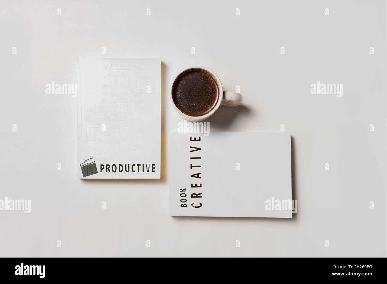 Flat Lay Kaffee und Bücher kreativ und produktiv Stockfoto