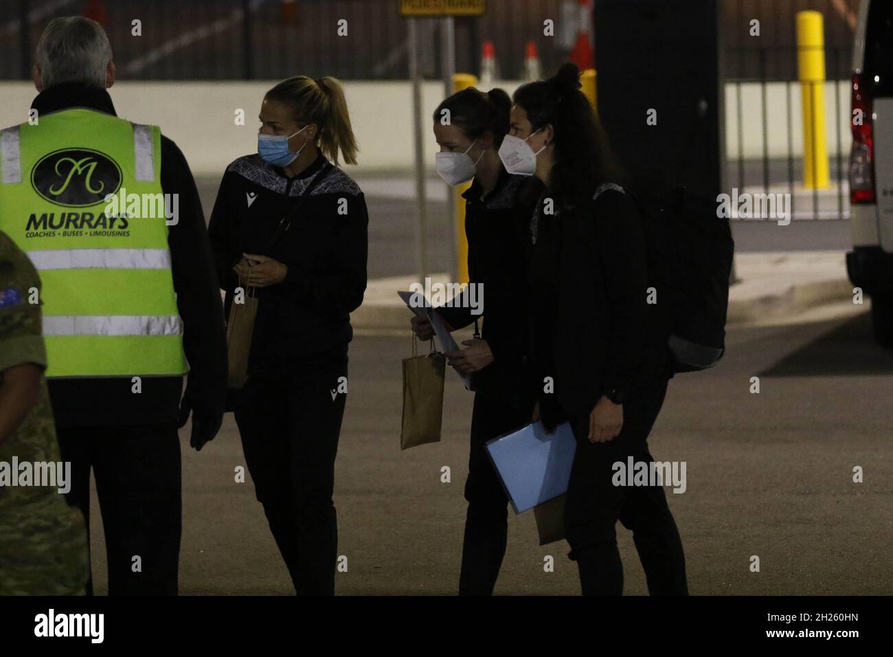 Sydney, Australien. Oktober 2021. Die brasilianische Fußballmannschaft der Frauen kam vor ihrem Spiel mit der australischen Frauenmannschaft (den Matildas) am internationalen Flughafen von Sydney an. Kredit: Richard Milnes/Alamy Live Nachrichten Stockfoto