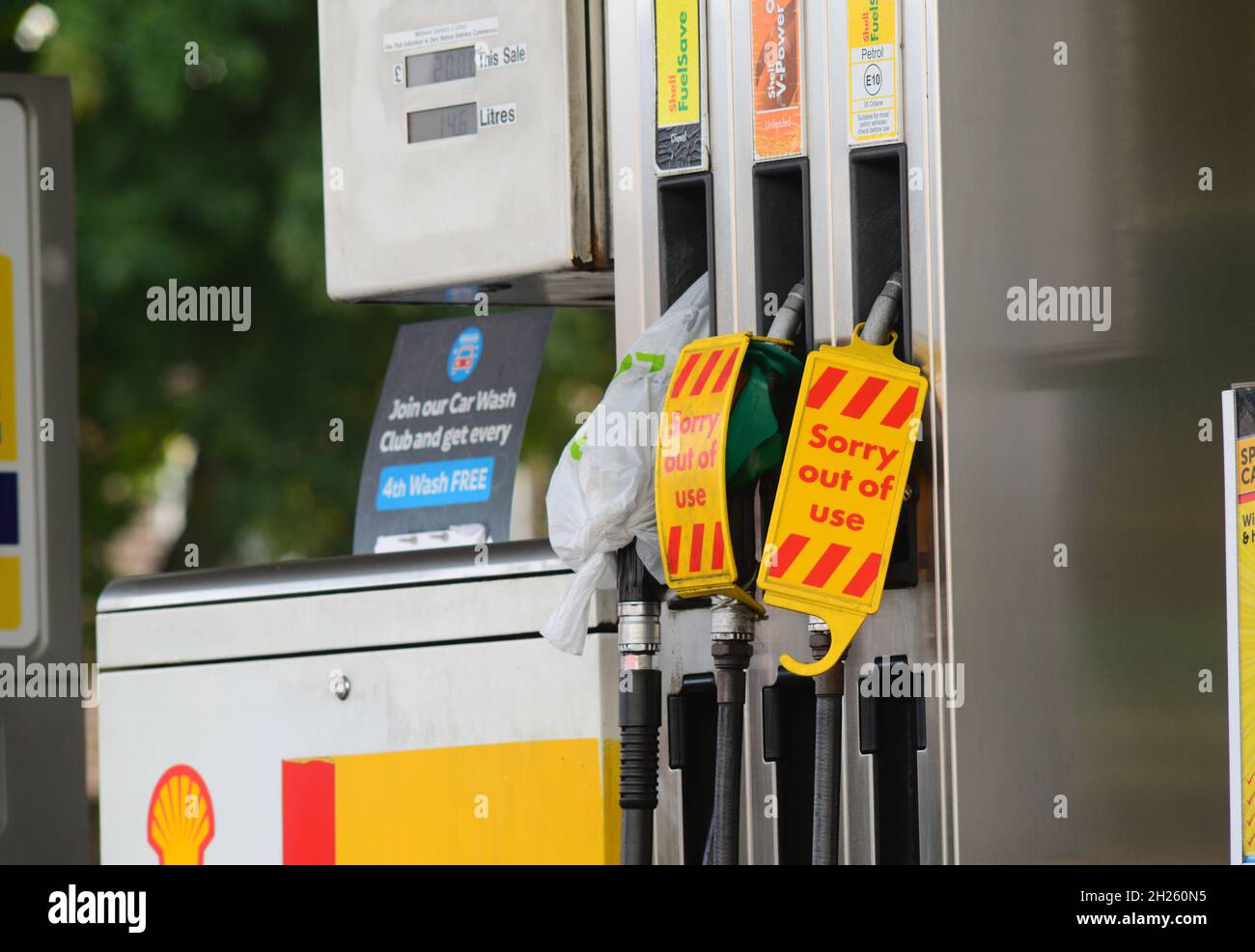 Warnschild Pumpe nicht in Gebrauch an leerer Tankstelle wegen Versorgungsproblemen vereinigtes Königreich Stockfoto