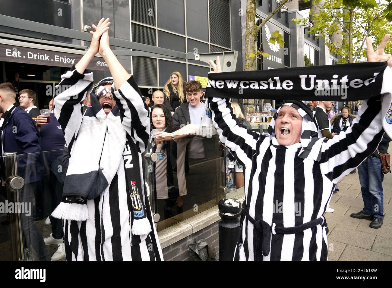 Fileboto vom 17-10-2021 von Fans von Newcastle United vor dem Spiel der Premier League im St. James' Park, Newcastle. Newcastle hat Fans, die die von Saudi-Arabien unterstützte Übernahme des Clubs feiern, gebeten, keine Kleidung im arabischen Stil für Spiele zu tragen, falls es andere beleidigt. Ausgabedatum: Mittwoch, 20. Oktober 2021. Stockfoto