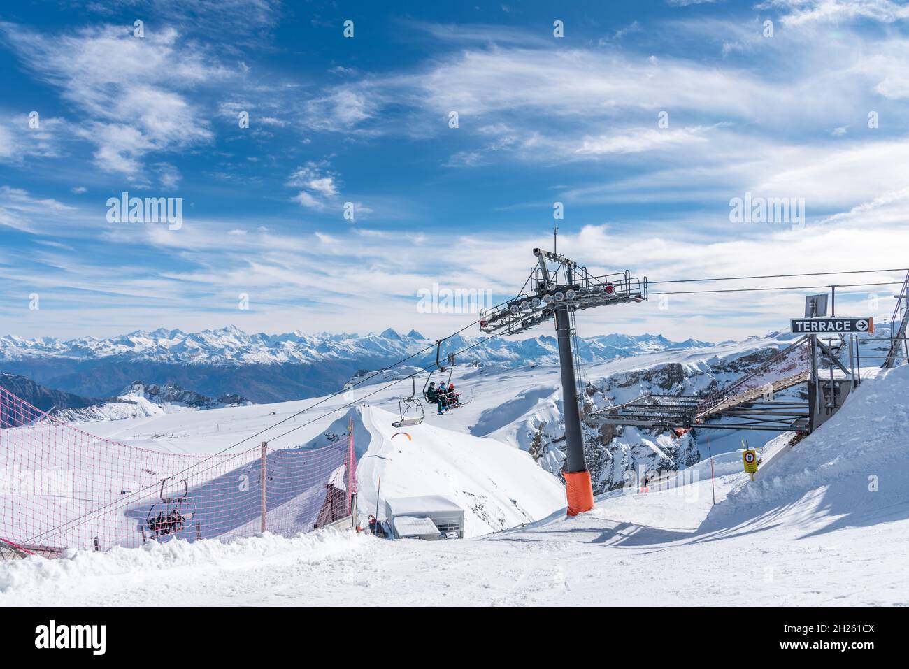 Glacier 3000, Les Diablerets, Schweiz-31. Oktober 2020: Blick auf die Sessellifte und die Struktur, durch die sie verläuft. Stockfoto