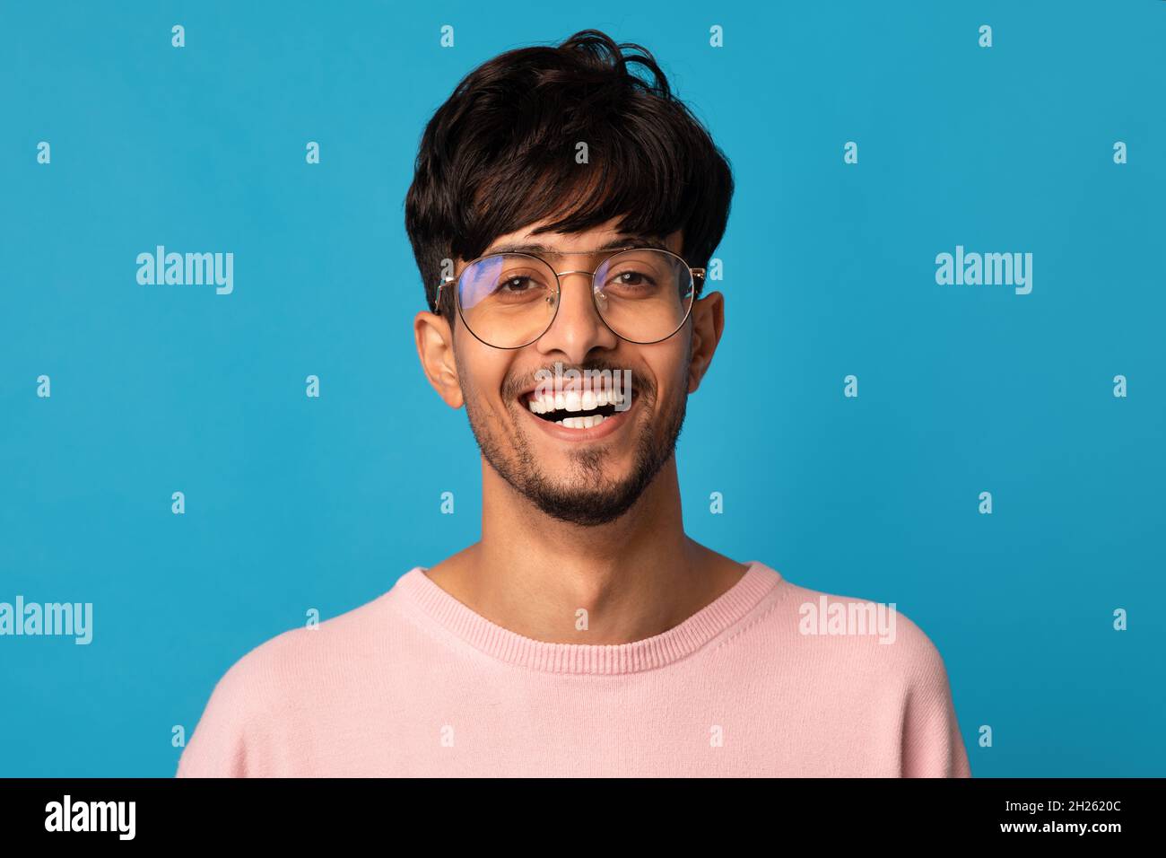 Nahaufnahme Porträt eines fröhlichen indischen Kerl lächelnd an der Kamera Stockfoto