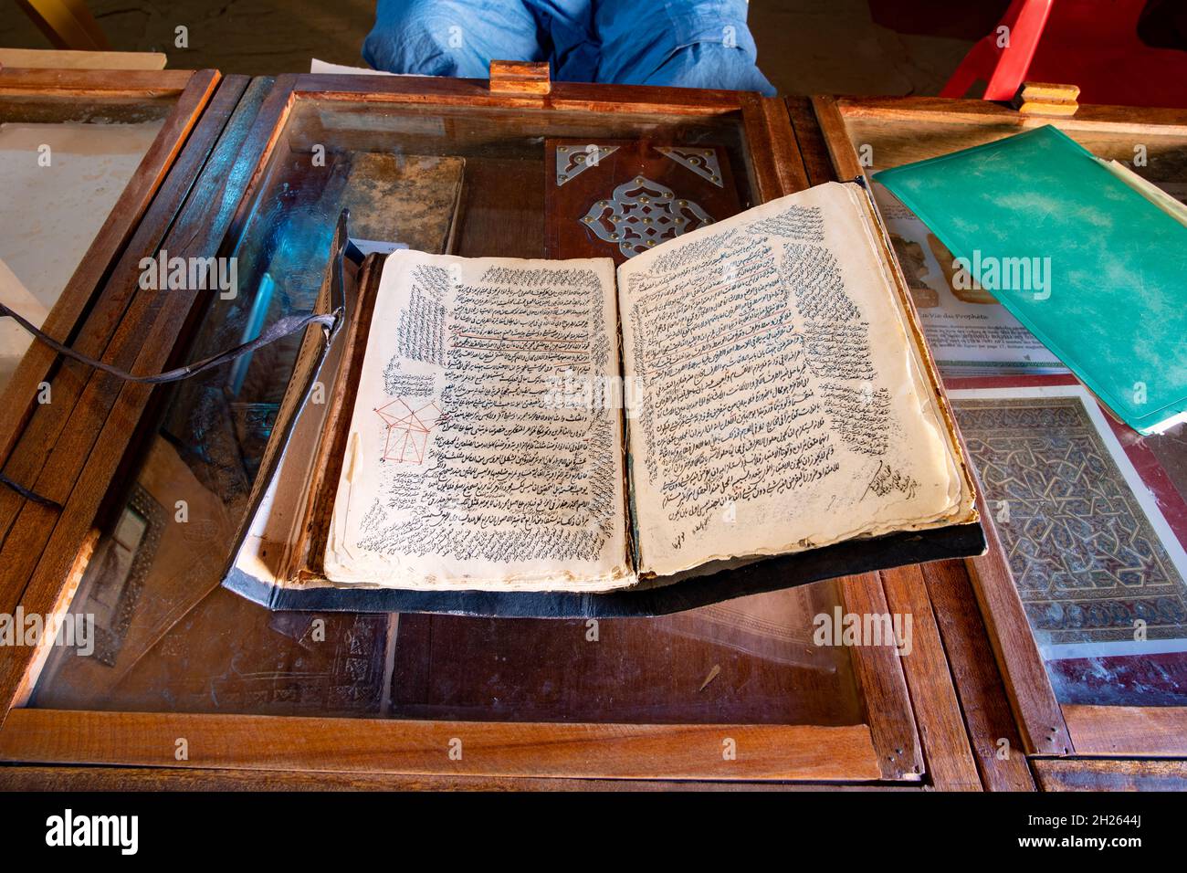 Altes offenes arabisches Wissenschaftsbuch in einer privaten Bibliothek in Chinguetti, Mauretanien Stockfoto
