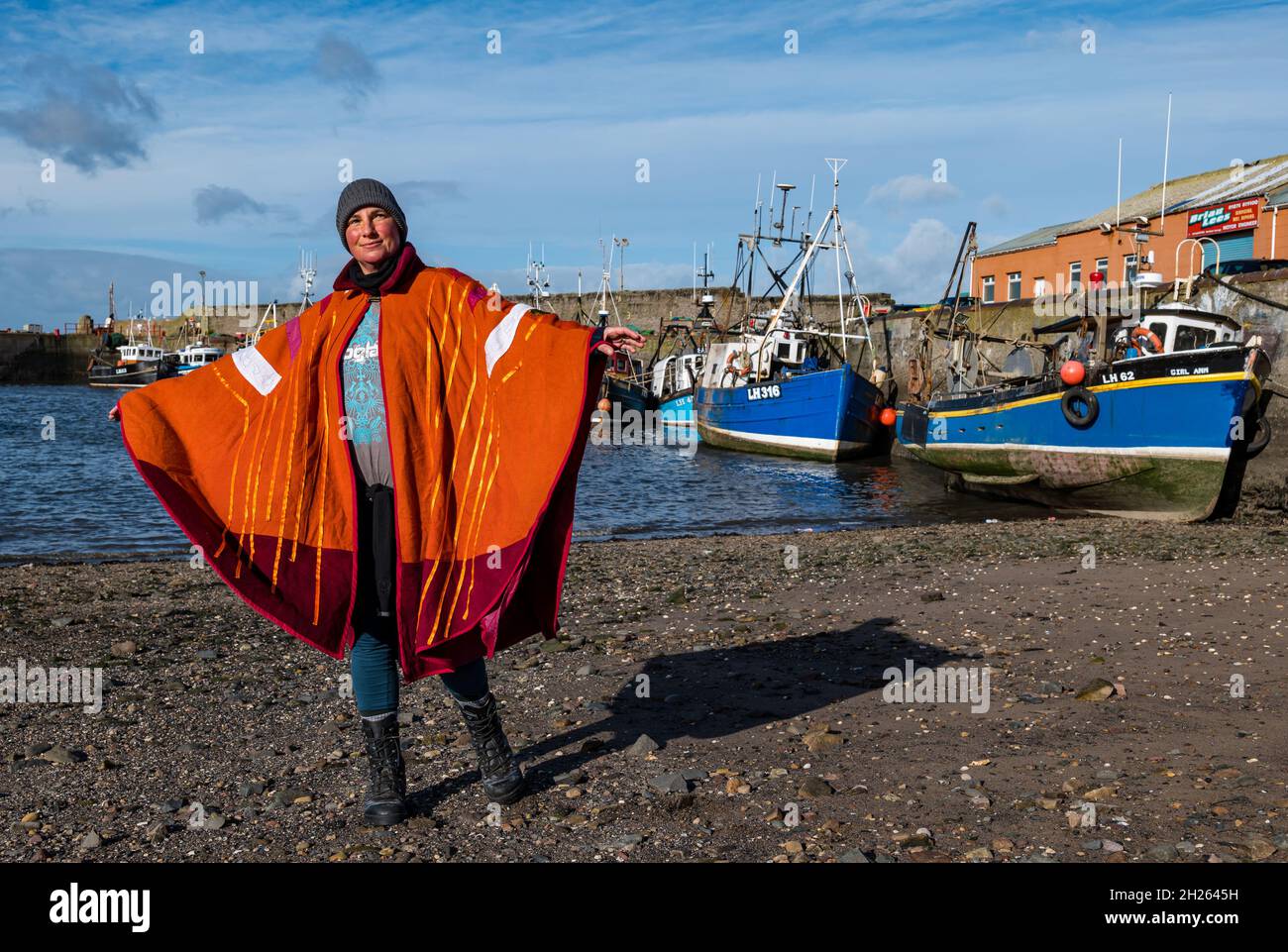 East Lothian, Schottland, Großbritannien, 20. Oktober 2021. COP26 Pilgerfahrt: Die Basisgemeinschaft und die Kunstgruppen organisieren die schottische Etappe eines Spaziergangs zur COP26. Die Teilnehmer sind der Ansicht, dass die COP26 nicht die wesentlichen Veränderungen bewirken wird, die zur Bekämpfung des Klimawandels erforderlich sind. Die Route heute ist auf dem John Muir Way. Im Bild: Marianne McKittan ist die Hüttin des Bodenkappes für einen Teil der Route Stockfoto