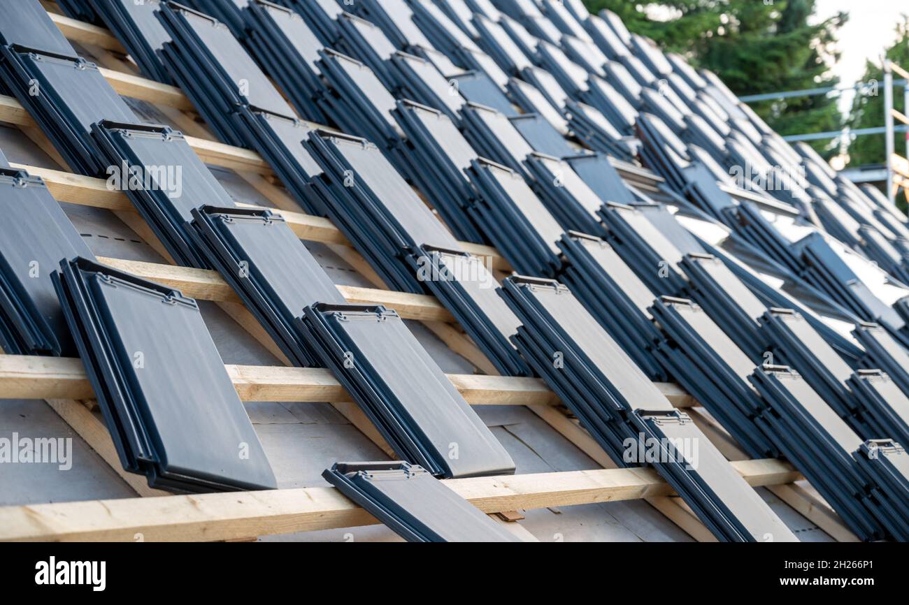 Stapel von neuen flachen Fliesen auf einem privaten Haus. Stockfoto