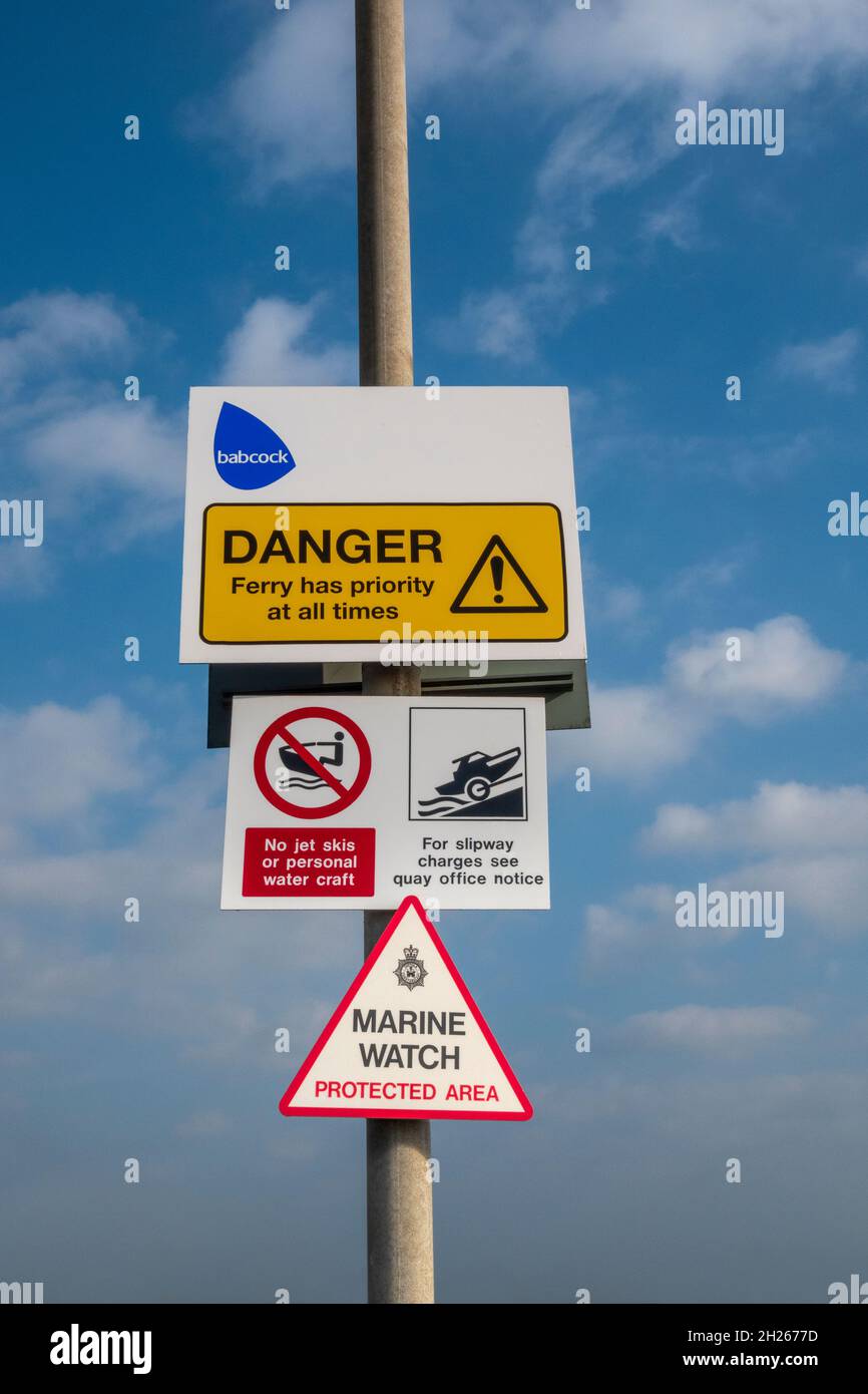 Warnschilder am Kai von Orford Ness Suffolk Stockfoto