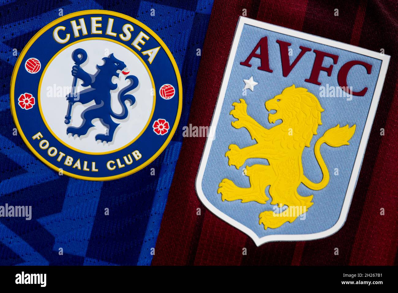 Nahaufnahme des Clubabzeichen Chelsea und Aston Villa. Stockfoto