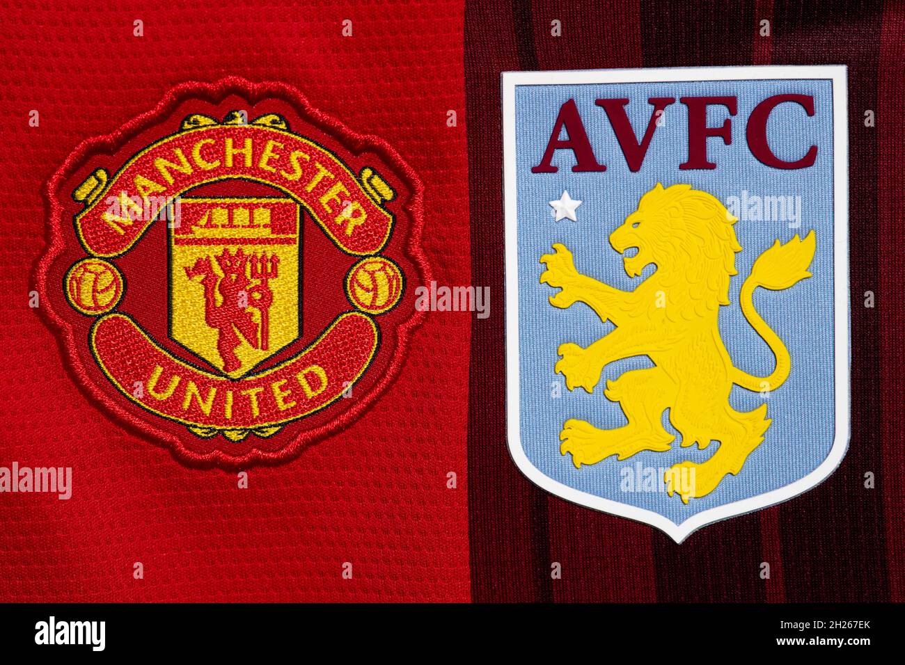 Nahaufnahme des Vereinswappens von man United und Aston Villa. Stockfoto