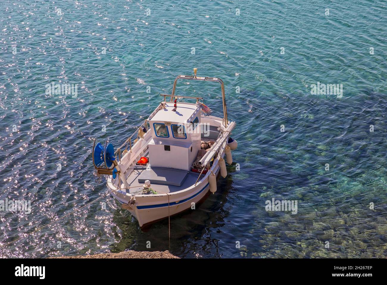 Fischerboot. Speicherplatz Kopieren. Griechisches typisches Fischerboot, das auf den Felsen festgemacht ist. Speicherplatz Kopieren. Stockbild. Stockfoto