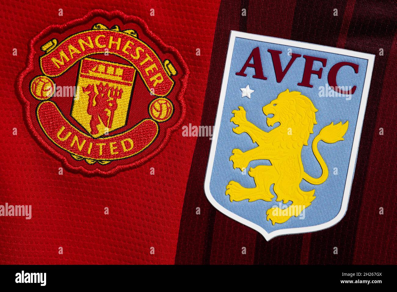 Nahaufnahme des Vereinswappens von man United und Aston Villa. Stockfoto