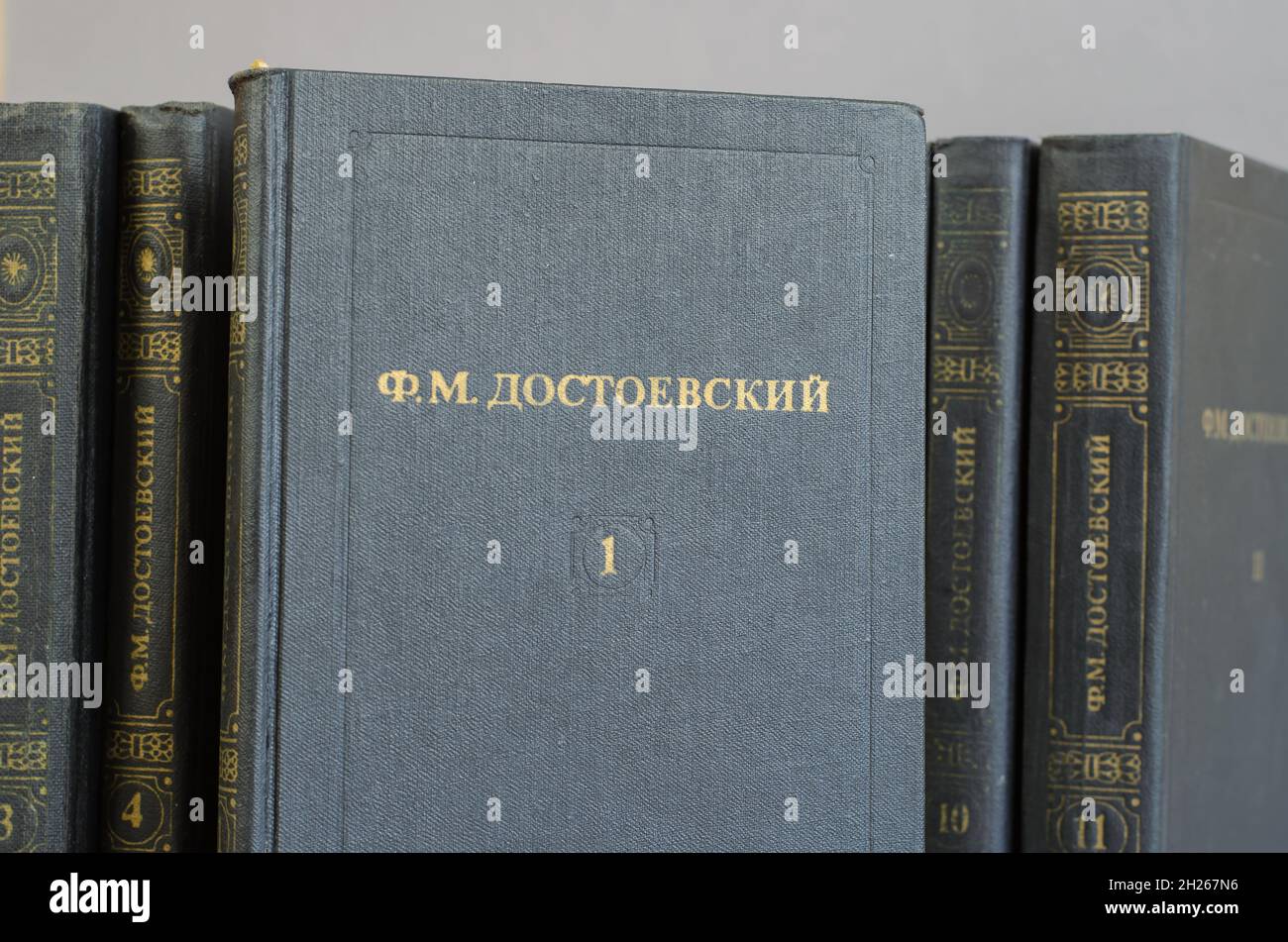 Russische klassische Literatur. Fjodor Dostojewski. Gesammelte Werke. Erster Band gegenüber der Sammlung alter Bücher. Ukraine, Mykolaiv - 10 11 2021 Stockfoto