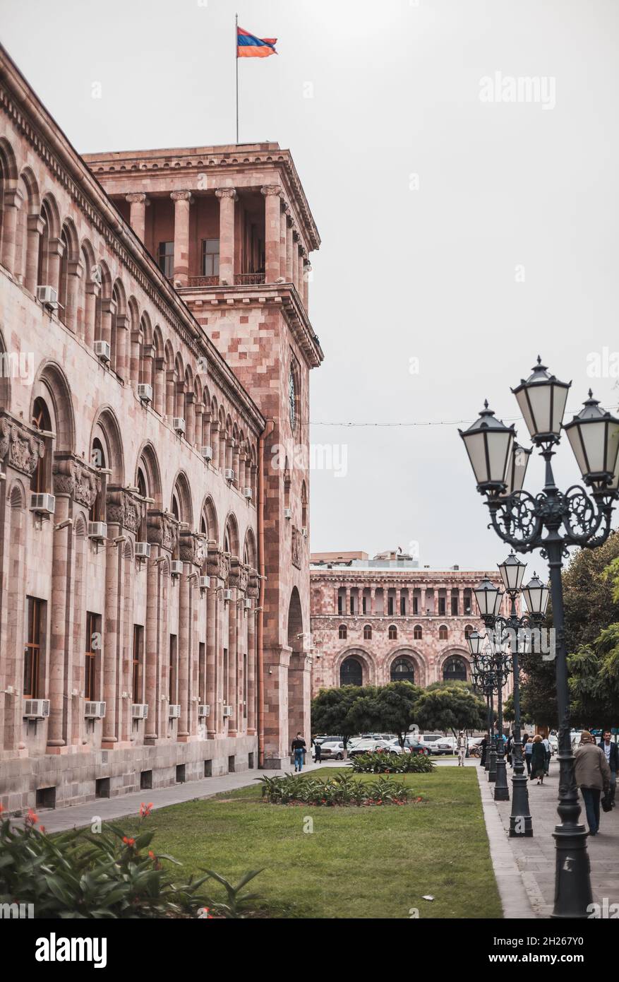 Altes Gebäude mit Säulen in Europa. Altstadt mit schönen Straßen in Armenien. Hochwertige Fotos. Stockfoto