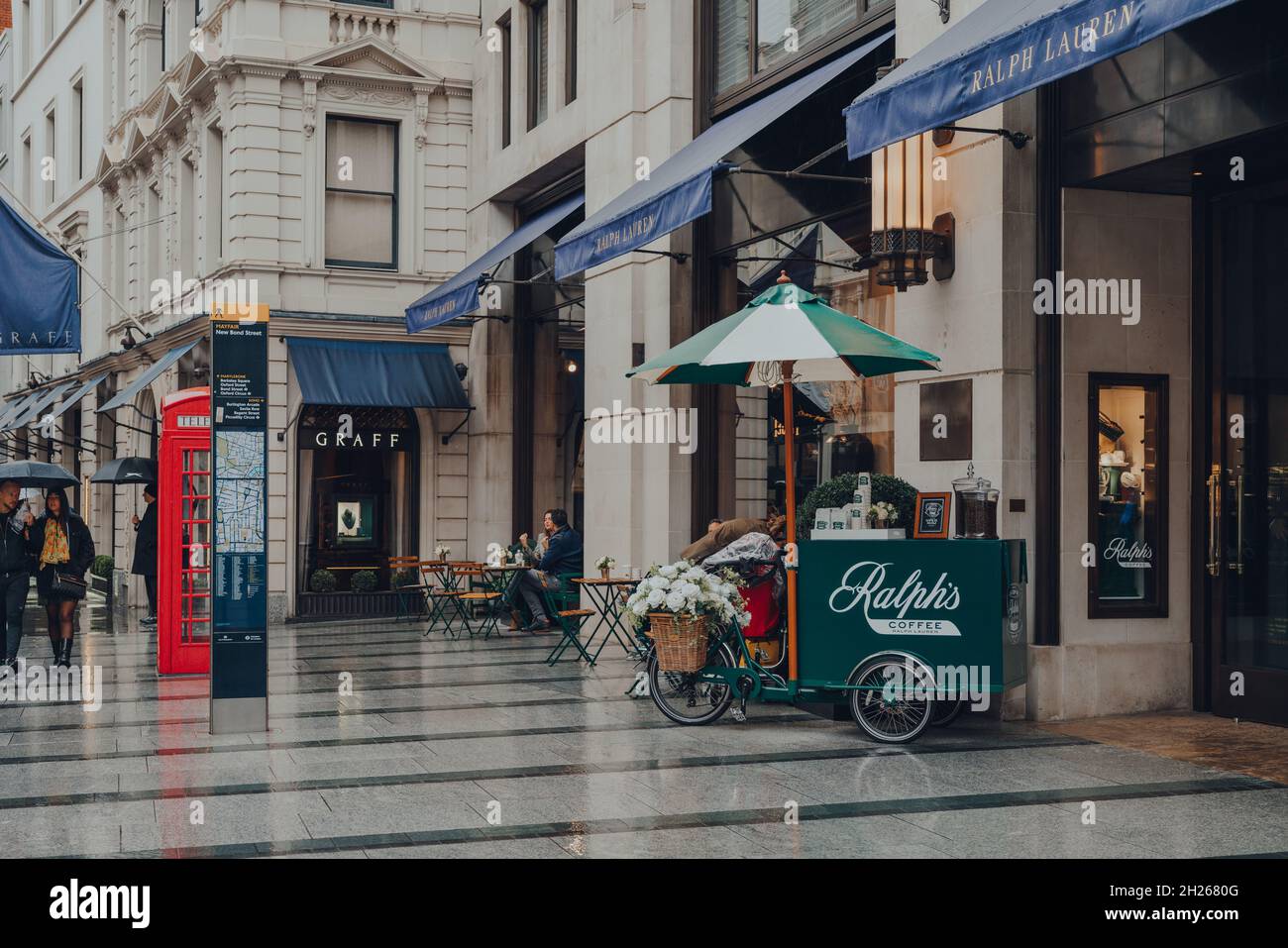 London, Großbritannien - 02. Oktober 2021: Ralph's Coffee Cart vor dem Ralph Lauren Store in der New Bond Street, einer der berühmtesten Straßen für Luxuseinkäufe i Stockfoto