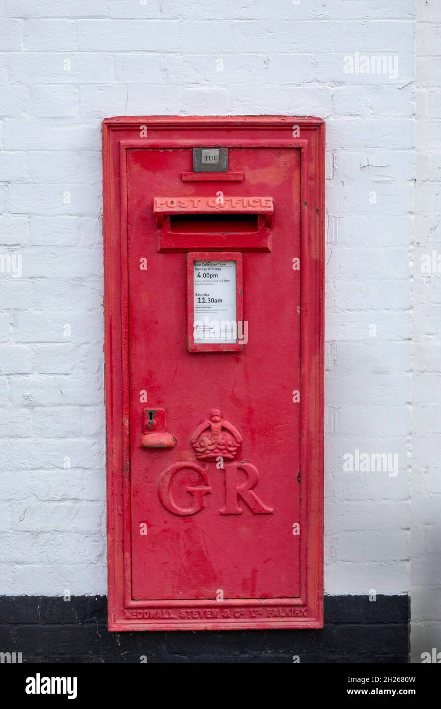 1910-1936 George V fünfte Wand-Briefkasten in weiß lackierter Ziegelwand Stockfoto