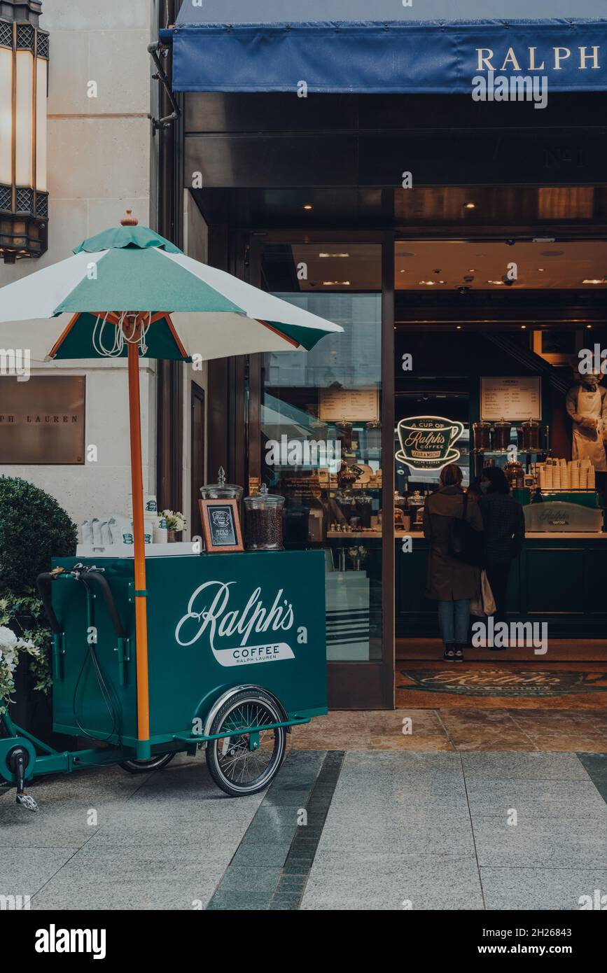 London, Großbritannien - 02. Oktober 2021: Ralph Coffee Cart vor dem Ralph Lauren Store in der Bond Street, einer der berühmtesten Straßen für Luxuseinkäufe in Lond Stockfoto