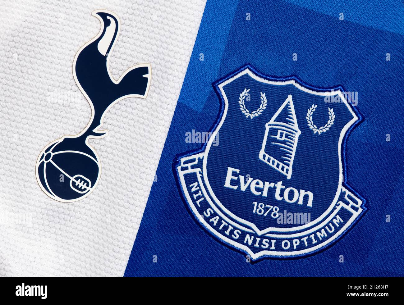 Nahaufnahme von Spurs und Everton Club Crest. Stockfoto