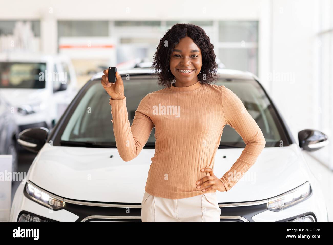 Glückliche Afroamerikanische Frau, Die Schlüssel Ihres Neuen Autos Nach Dem Kauf Hält Stockfoto