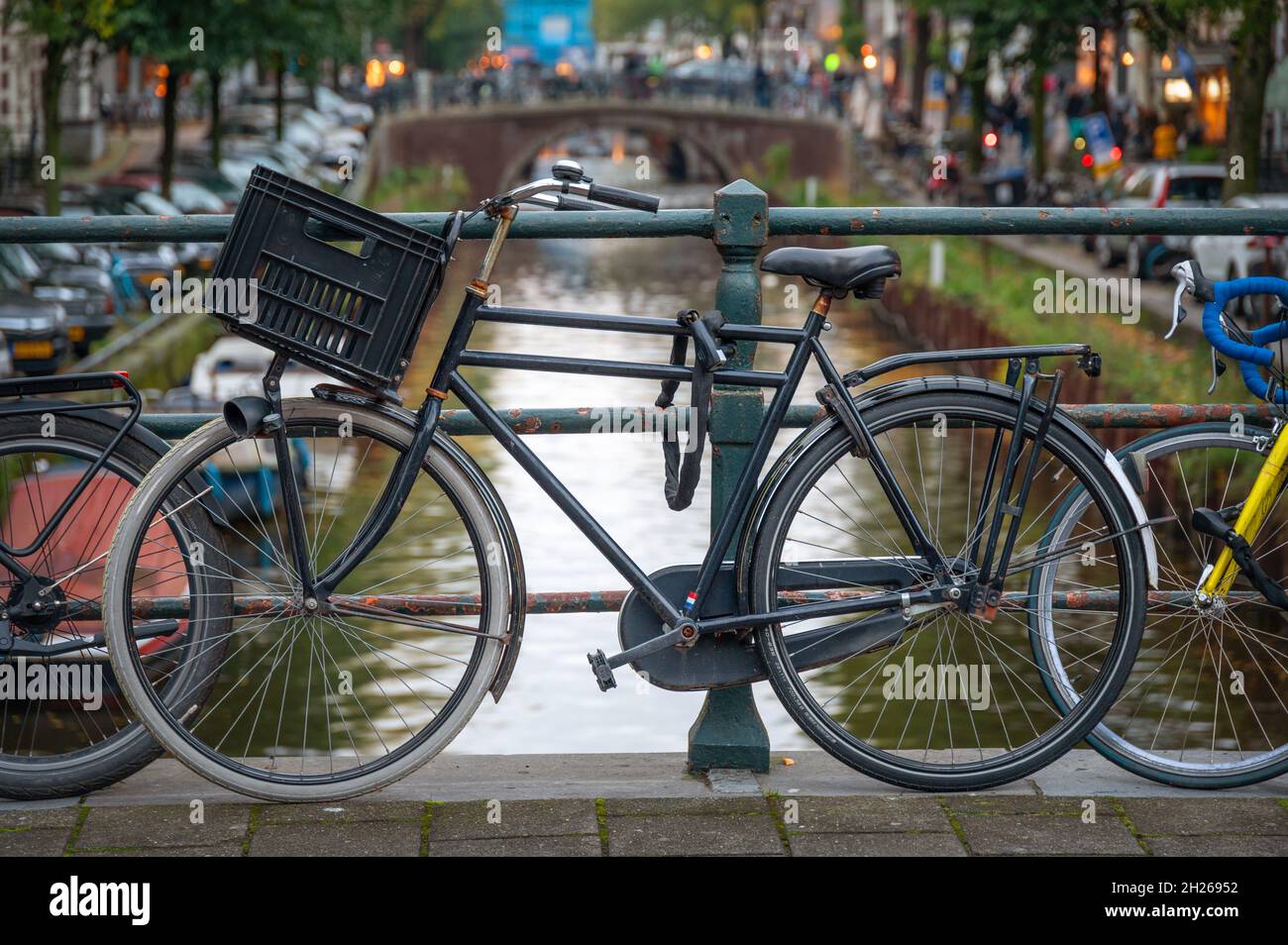 Fahrrad auf einer Brücke in Amsterdam, Holland Stockfoto