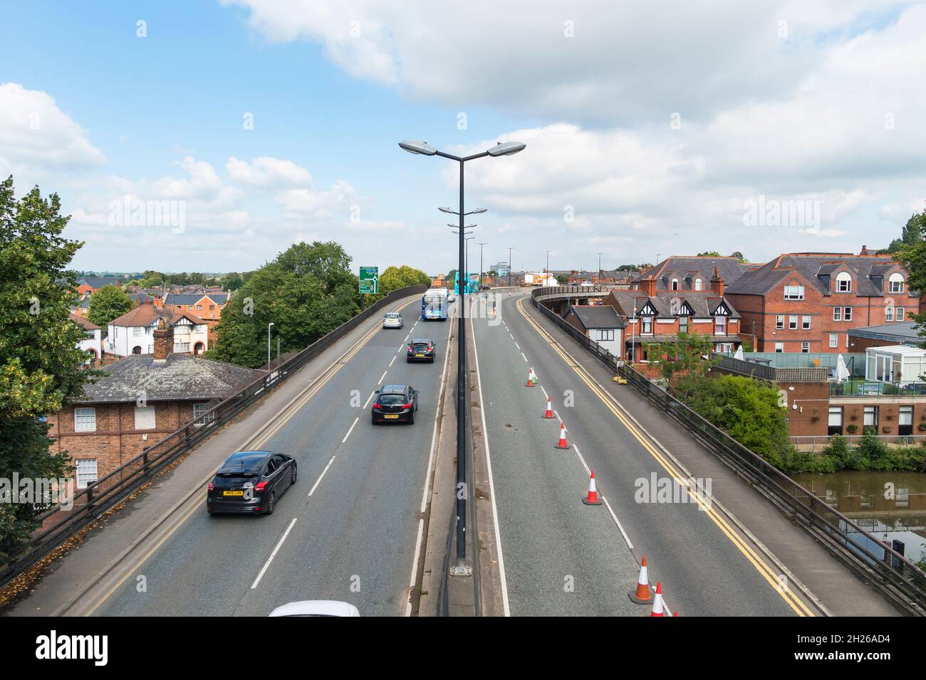 Innere Ringstraße mit Blick nach Norden von der neuen Fußgängerbrücke über Chester 2021 Stockfoto