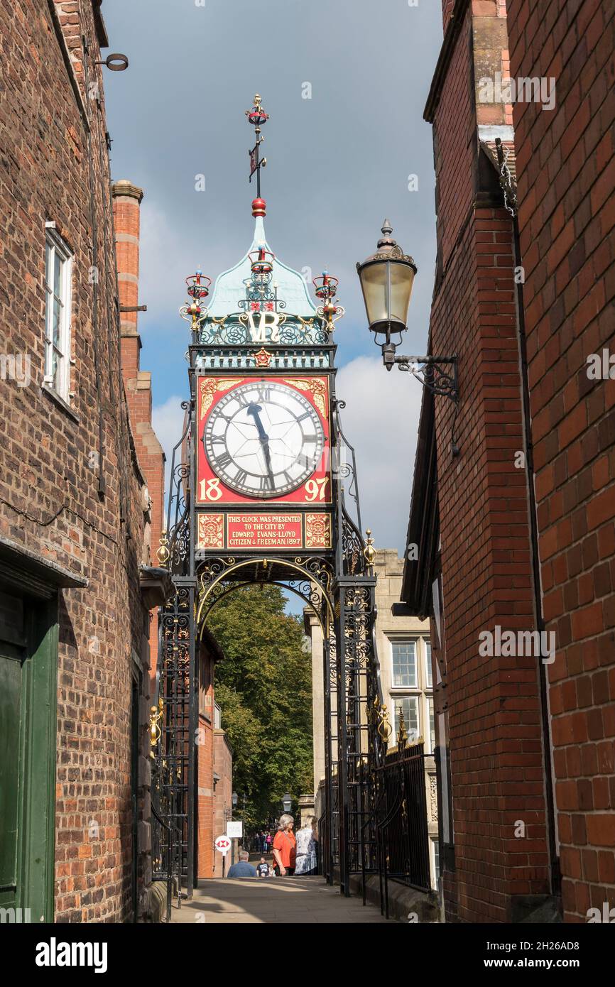 Viergesichtige Uhr an der alten Stadtmauer von Chester über der Eastgate Street 2021 Stockfoto