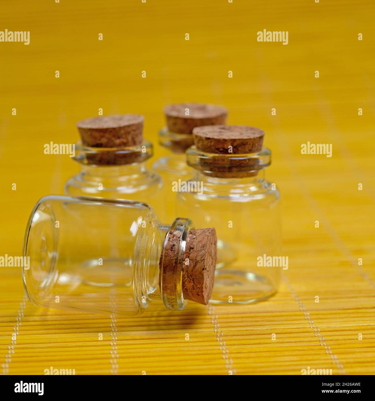 Kleine Glasflaschen mit Korken, Nahaufnahme Stockfoto