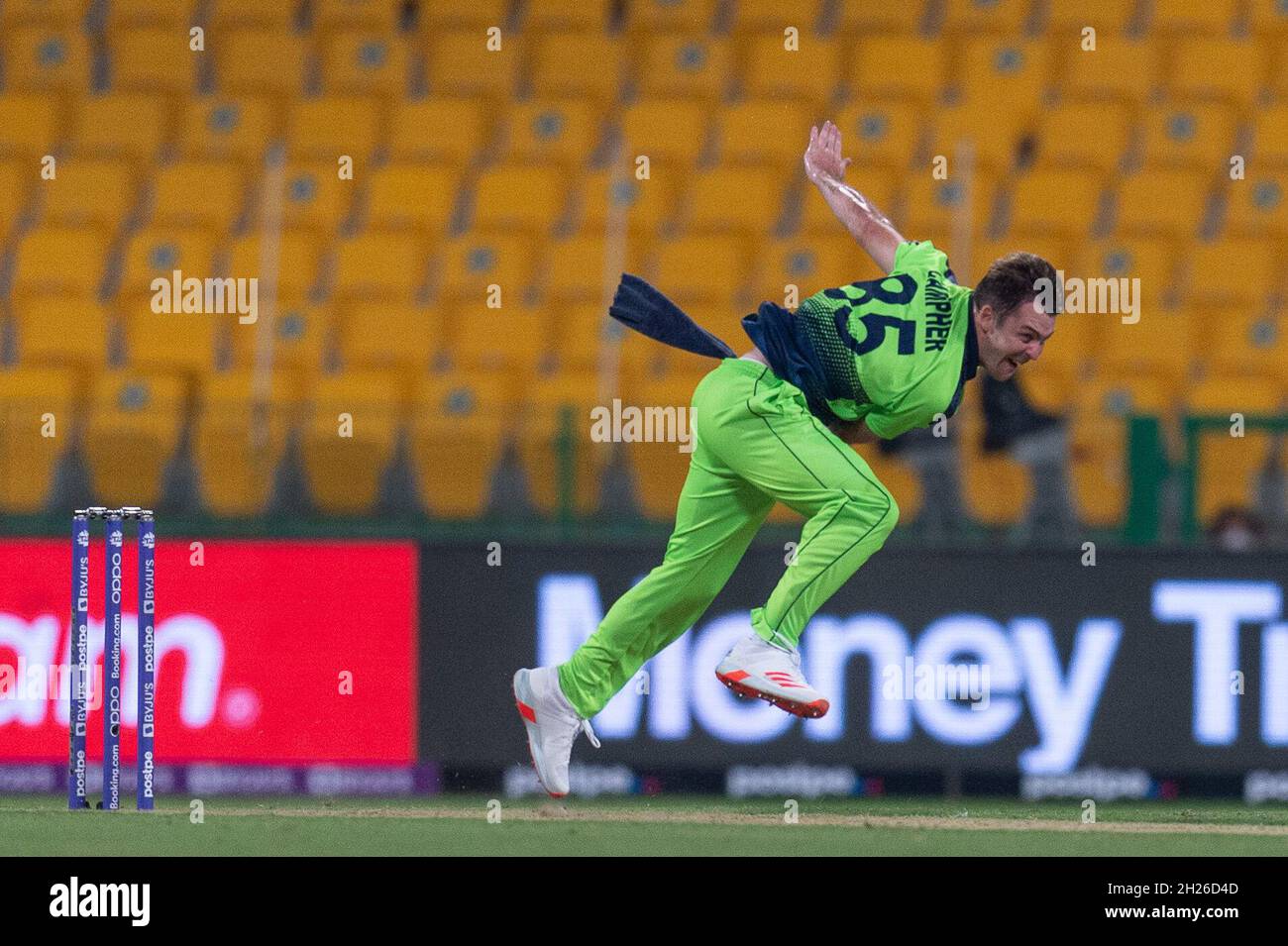 Cutis Campher of Ireland Bowling während des ICC Mens T20-Weltcup-Spiels zwischen Sri Lanka und Irland am 20. Oktober 2021 im Sheikh Zayed Stadium, Abu Dhabi, VAE. Foto von Grant Winter. Nur zur redaktionellen Verwendung, Lizenz für kommerzielle Nutzung erforderlich. Keine Verwendung bei Wetten, Spielen oder Veröffentlichungen einzelner Clubs/Vereine/Spieler. Kredit: UK Sports Pics Ltd/Alamy Live Nachrichten Stockfoto