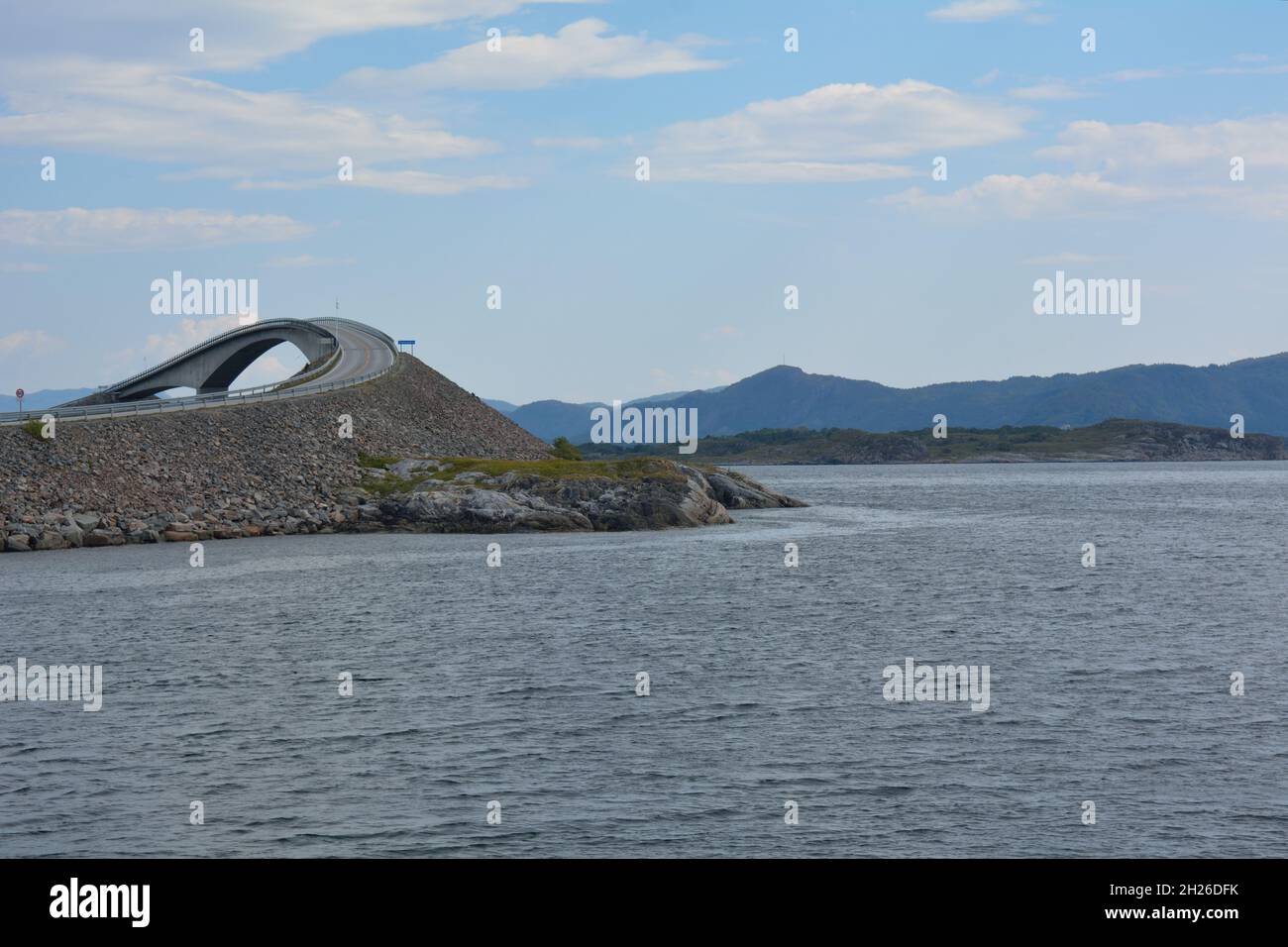 Blick auf eine geschwungenen Brigde, Teil der Atlantikstraße in Norwegen Stockfoto