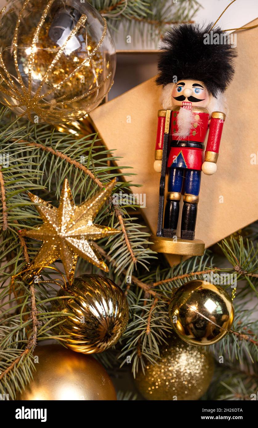 Holznutcracker weihnachtsspielzeug und Weihnachtsbaum Spielzeug Draufsicht. Stockfoto