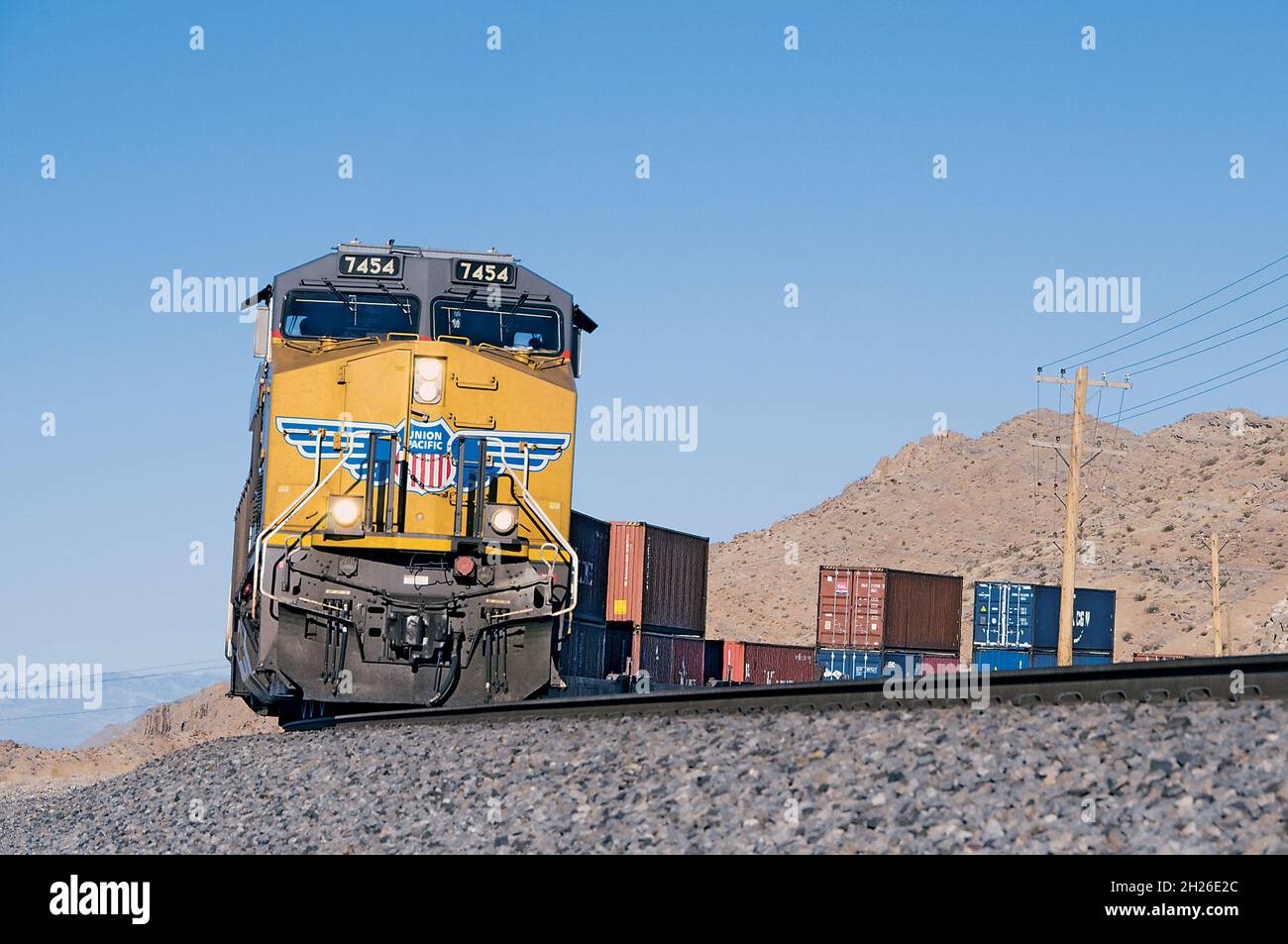 Union Pacific Doppelstackzug in der Wüste Stockfoto