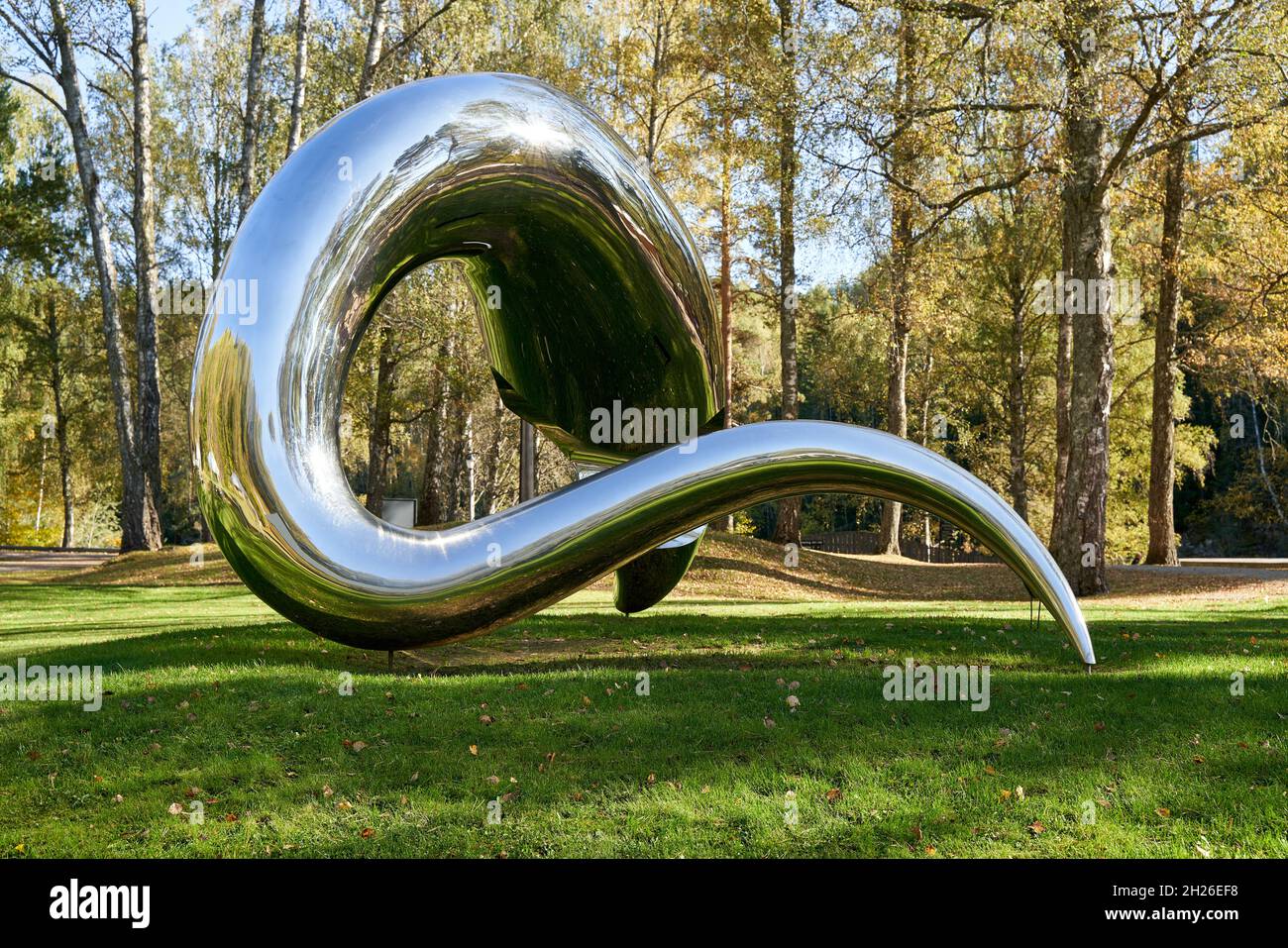 JEVNAKER, NORWEGEN - 25. Sep 2021: A beautiful view of the sculpture I'm Alive (2004) - Tony Cragg, displayed in the Kistefos sculpture Park in Norway. Stockfoto