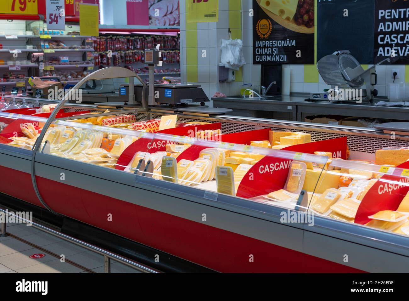 Chisinau, Moldawien - 17. Oktober 2021: Im Supermarkt Velmart. Schaukasten mit Käse. Stockfoto