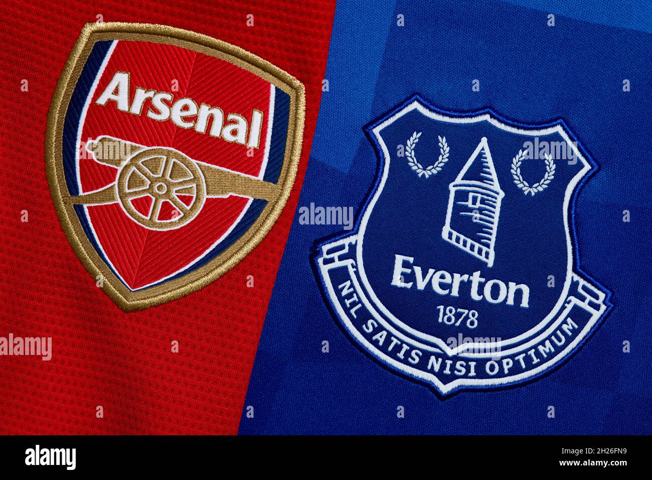 Nahaufnahme des Vereinswappens von Arsenal und Everton. Stockfoto