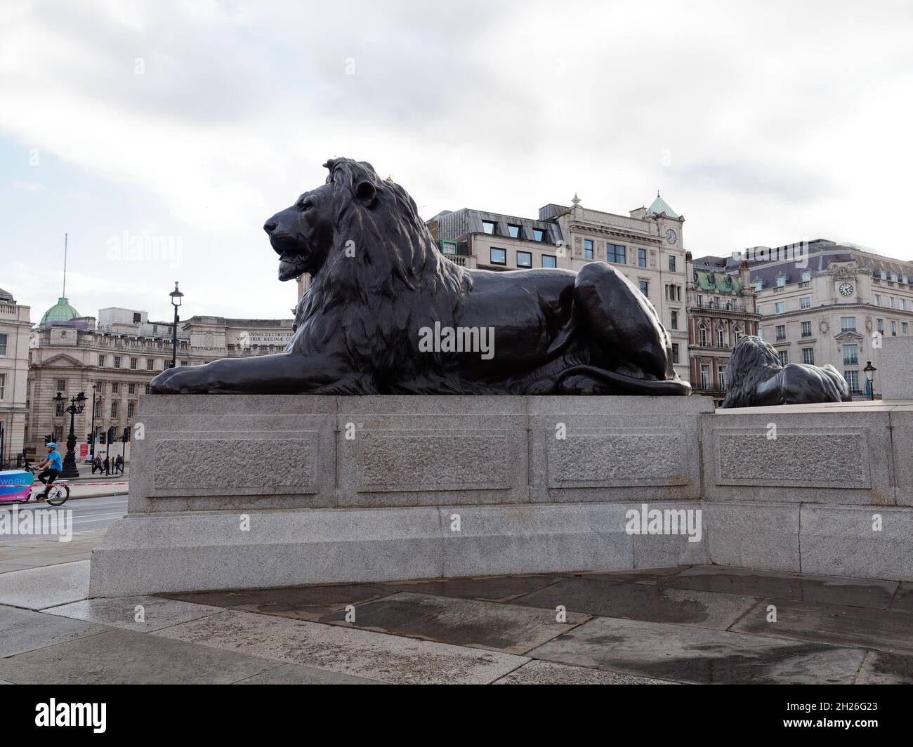 London, Greater London, England, 05 2021. Oktober: Lion Statut auf dem Trafalgar Square am Abend. Stockfoto