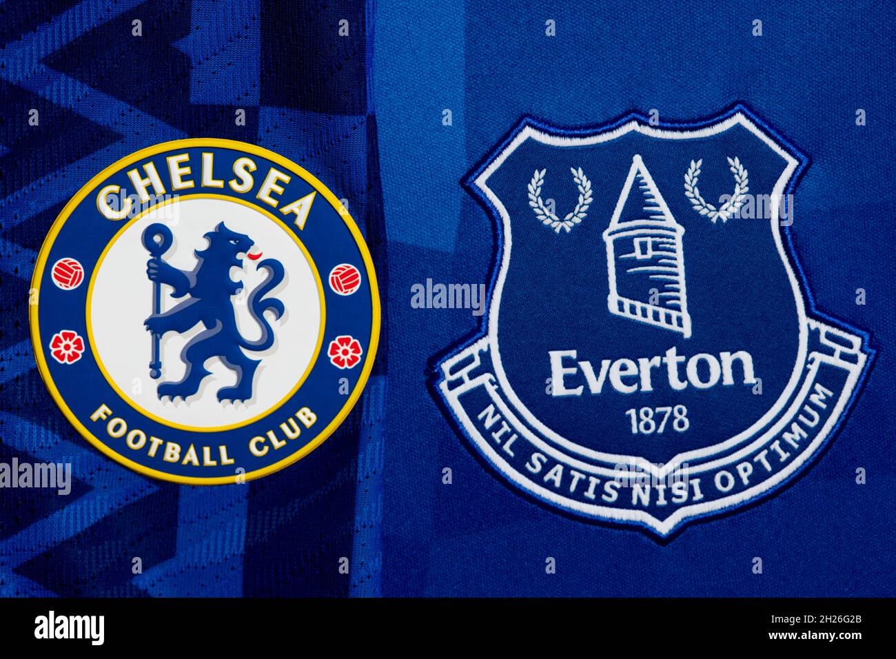 Nahaufnahme des Vereinswappens von Chelsea und Everton. Stockfoto