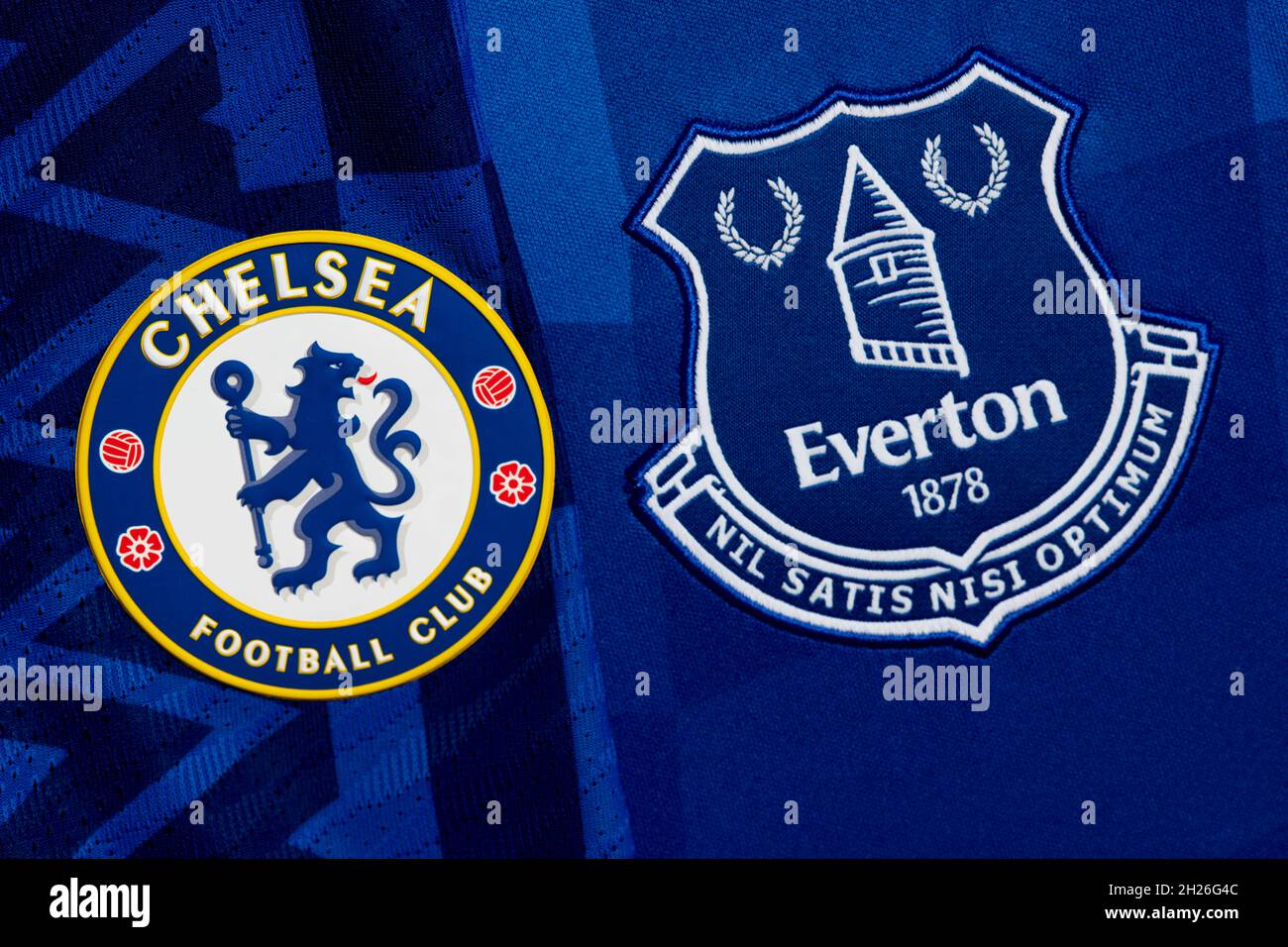 Nahaufnahme des Vereinswappens von Chelsea und Everton. Stockfoto