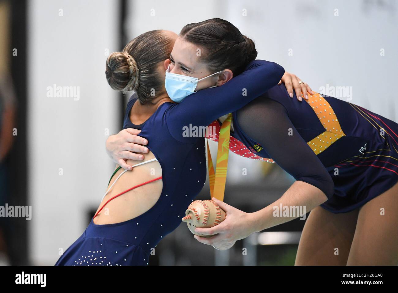 REBECCA TARLAZZI, Italien, erster Platz, ANDREA SILVA PASCUAL, Spanien, Zweiter Platz, während der Preisverleihung im Senior Free Skating bei den Artistic Skating World Championships 2021 in der Polideportivo SND Arena am 8. Oktober 2021 in Asunci, Paraguay. (Foto von Raniero Corbelletti/AFLO) Stockfoto