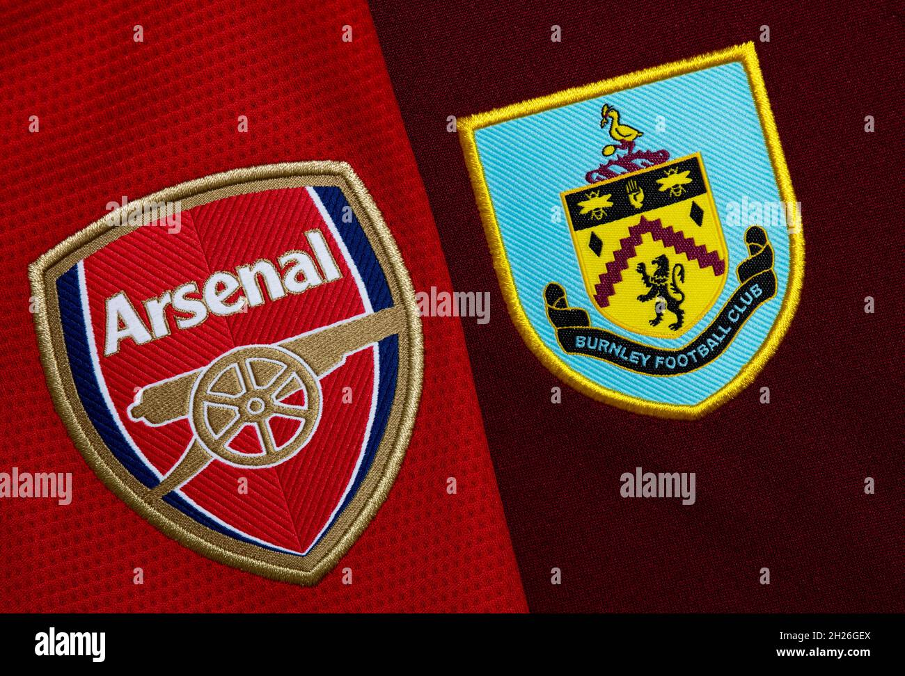 Nahaufnahme des Vereinswappens von Arsenal und Burnley. Stockfoto