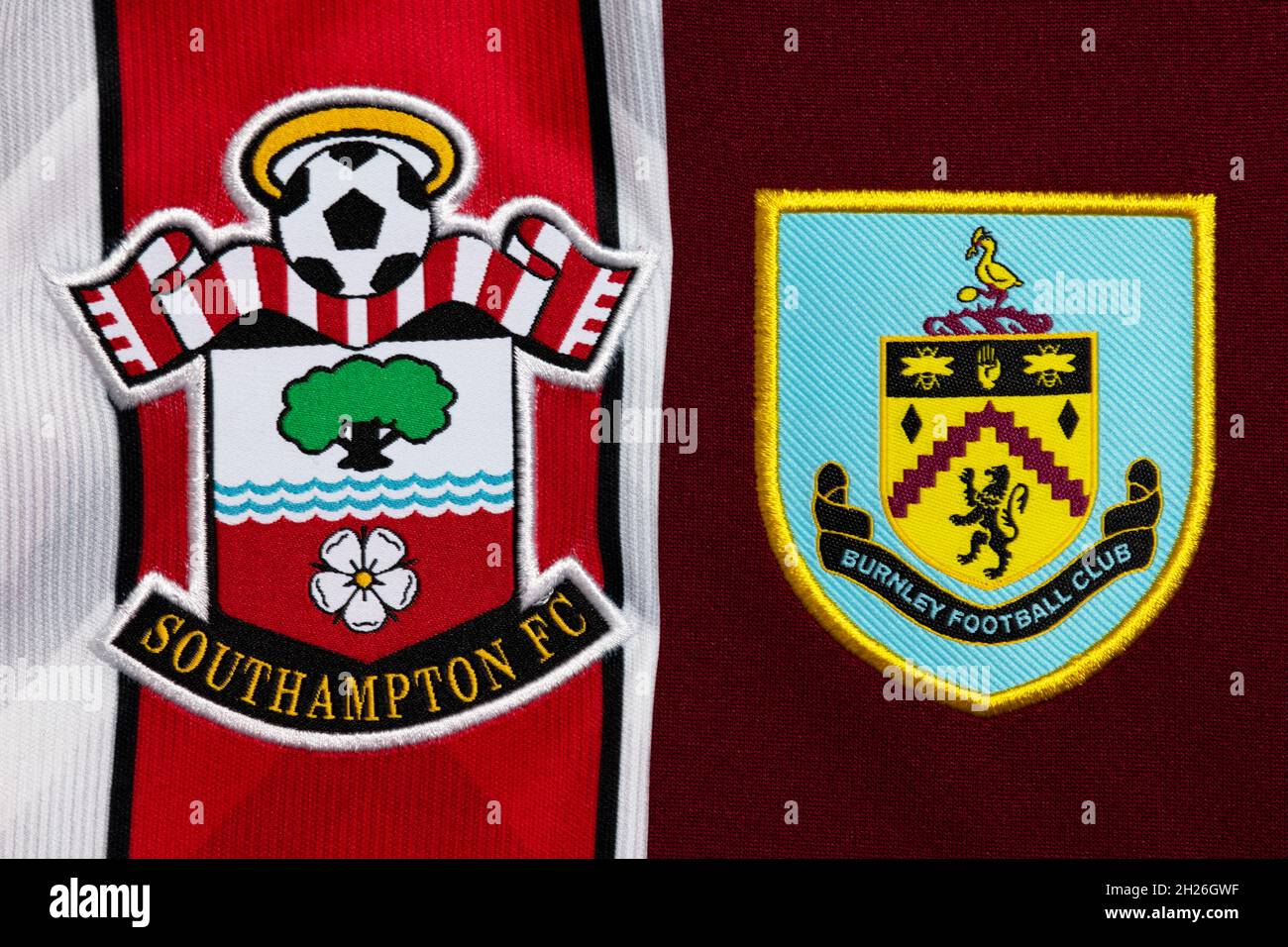 Nahaufnahme des Southampton- und Burnley-Vereinswappens. Stockfoto