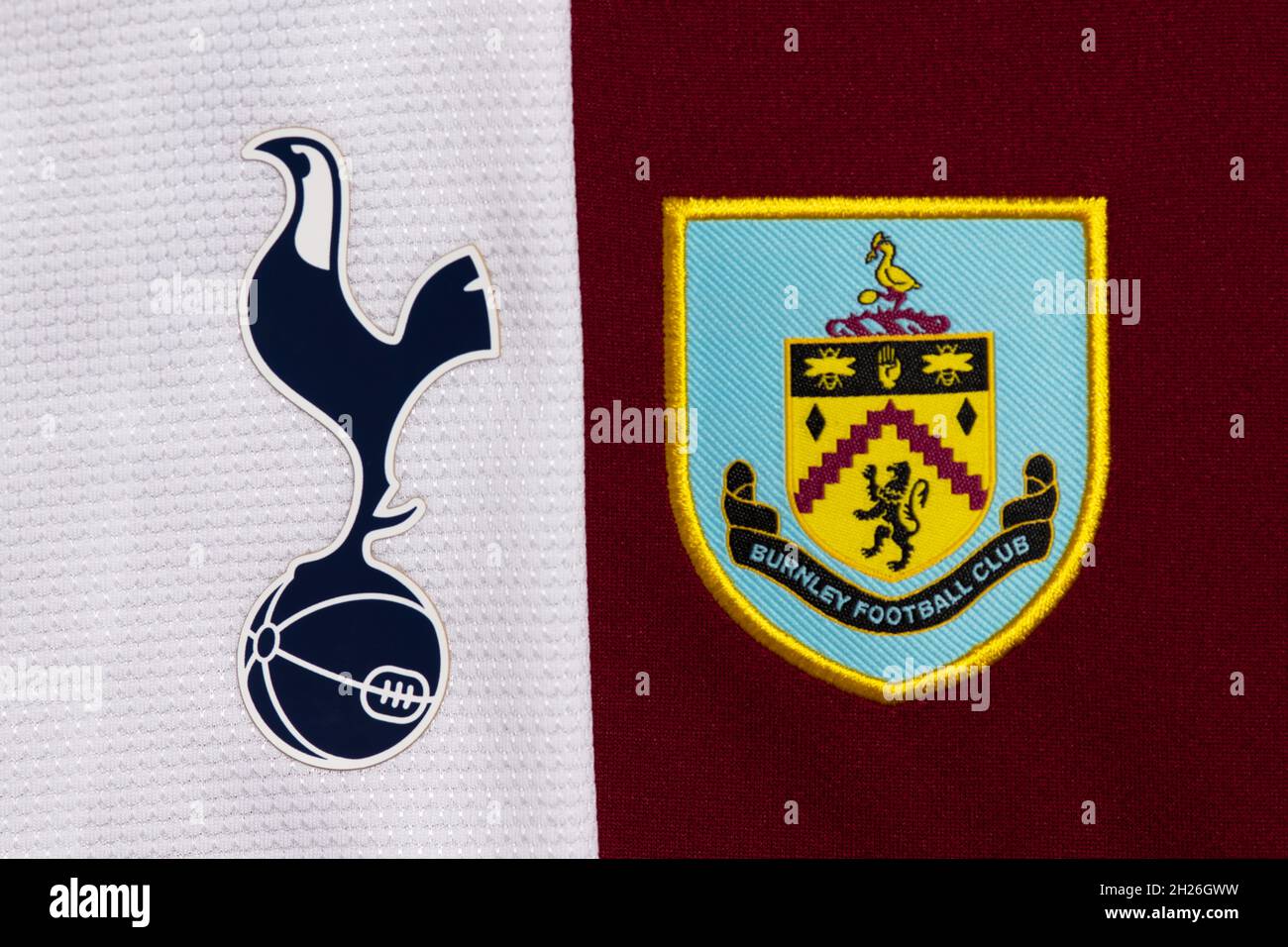 Nahaufnahme des Vereinswappens von Burnley und Spurs. Stockfoto