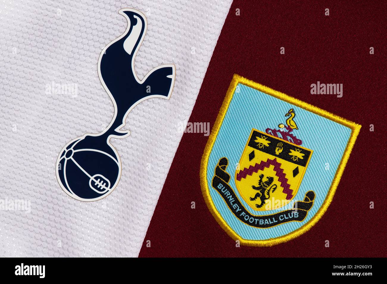 Nahaufnahme des Vereinswappens von Burnley und Spurs. Stockfoto