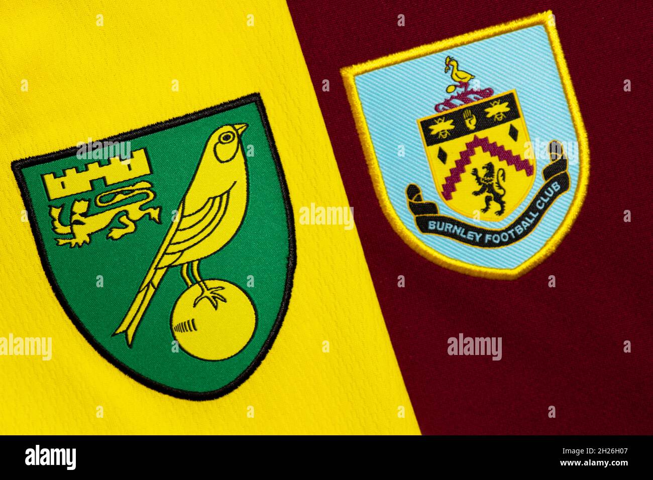 Nahaufnahme des Vereinswappens von Norwich und Burnley. Stockfoto