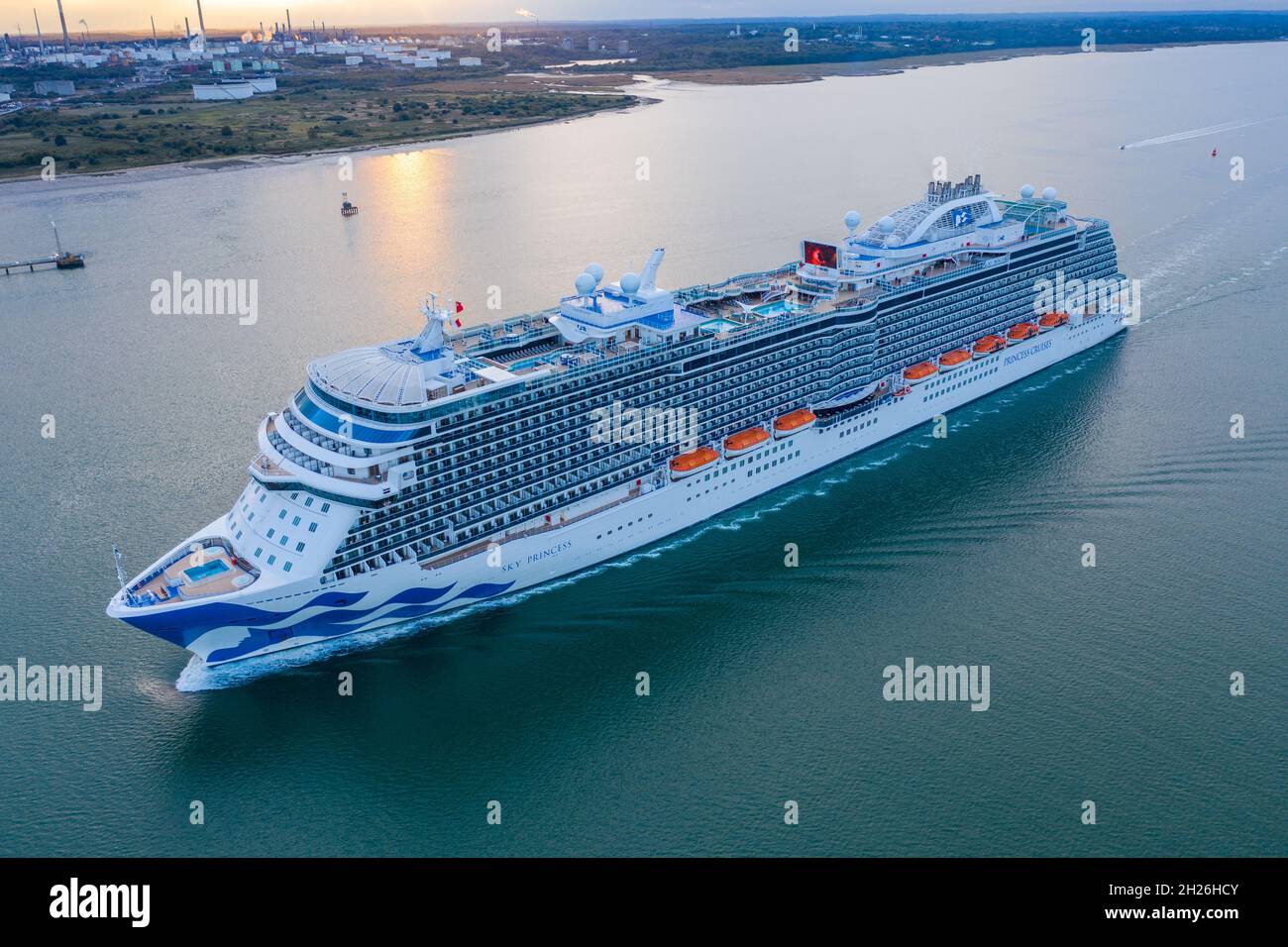 Luftaufnahme von Sky Princess of Princess Cruises eine Tochtergesellschaft der Carnival Corporation Kreuzfahrtschiff verlassen Southampton Oktober 2021. Stockfoto