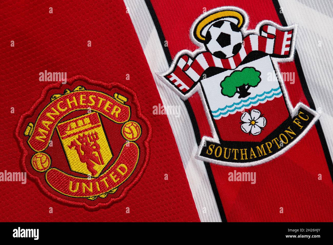 Nahaufnahme von man United und Southampton Club Wappen. Stockfoto