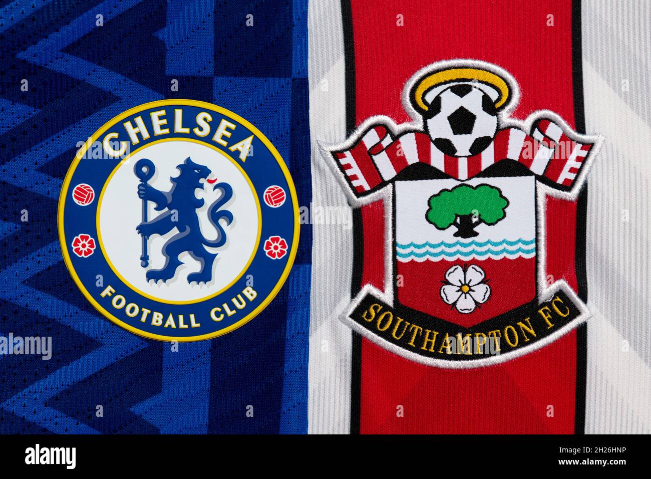 Nahaufnahme des Chelsea- und Southampton-Vereinswappens. Stockfoto